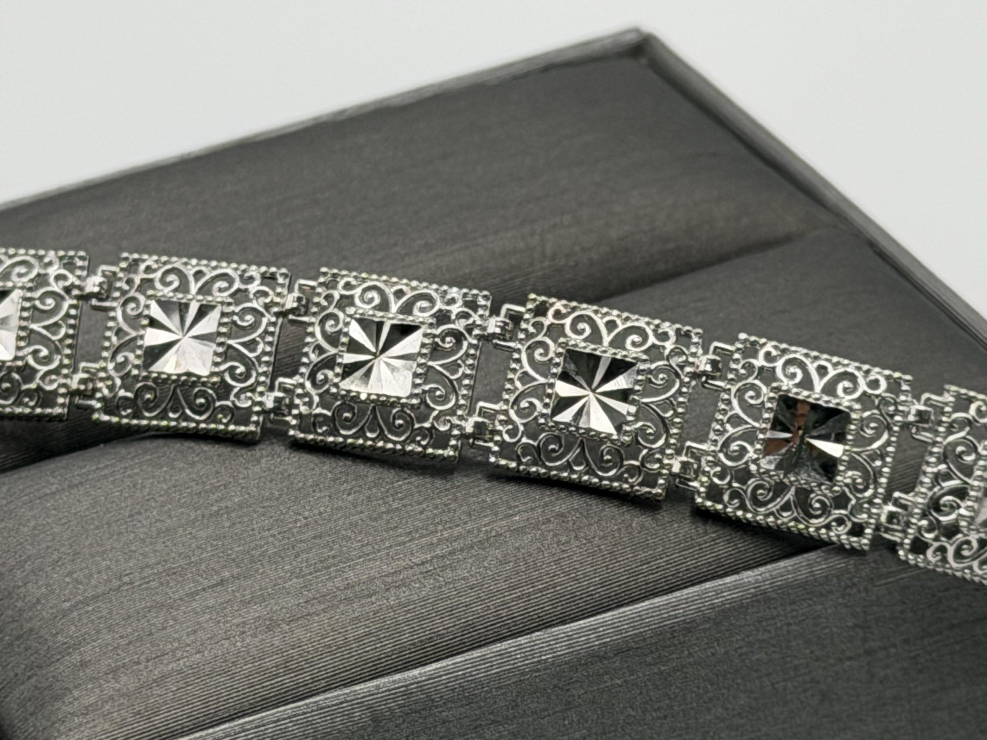 10k Heavy 7.6 gram Solid White Gold Diamond Cut Design Bracelet 7" Chain
