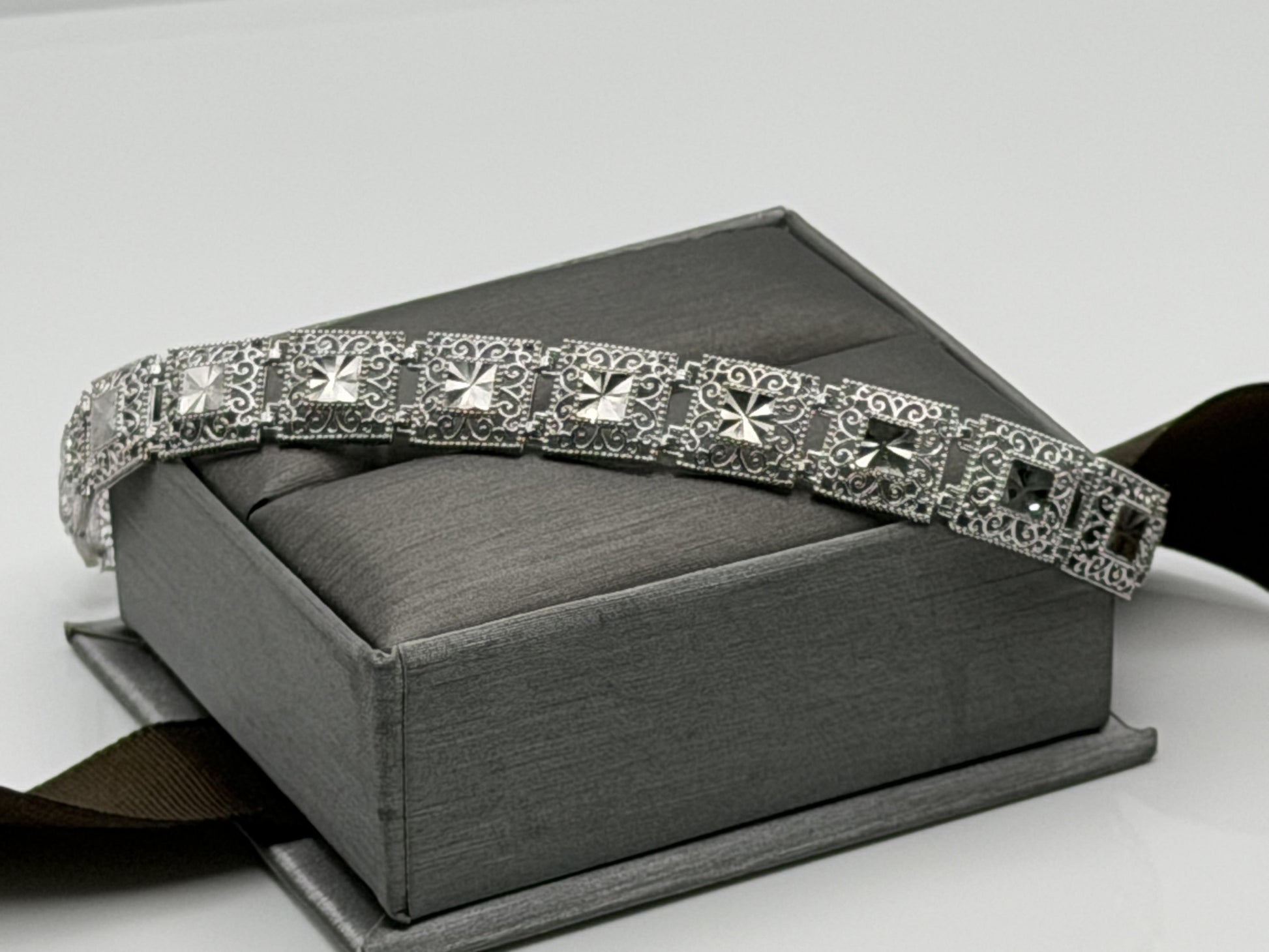 10k Heavy 7.6 gram Solid White Gold Diamond Cut Design Bracelet 7" Chain