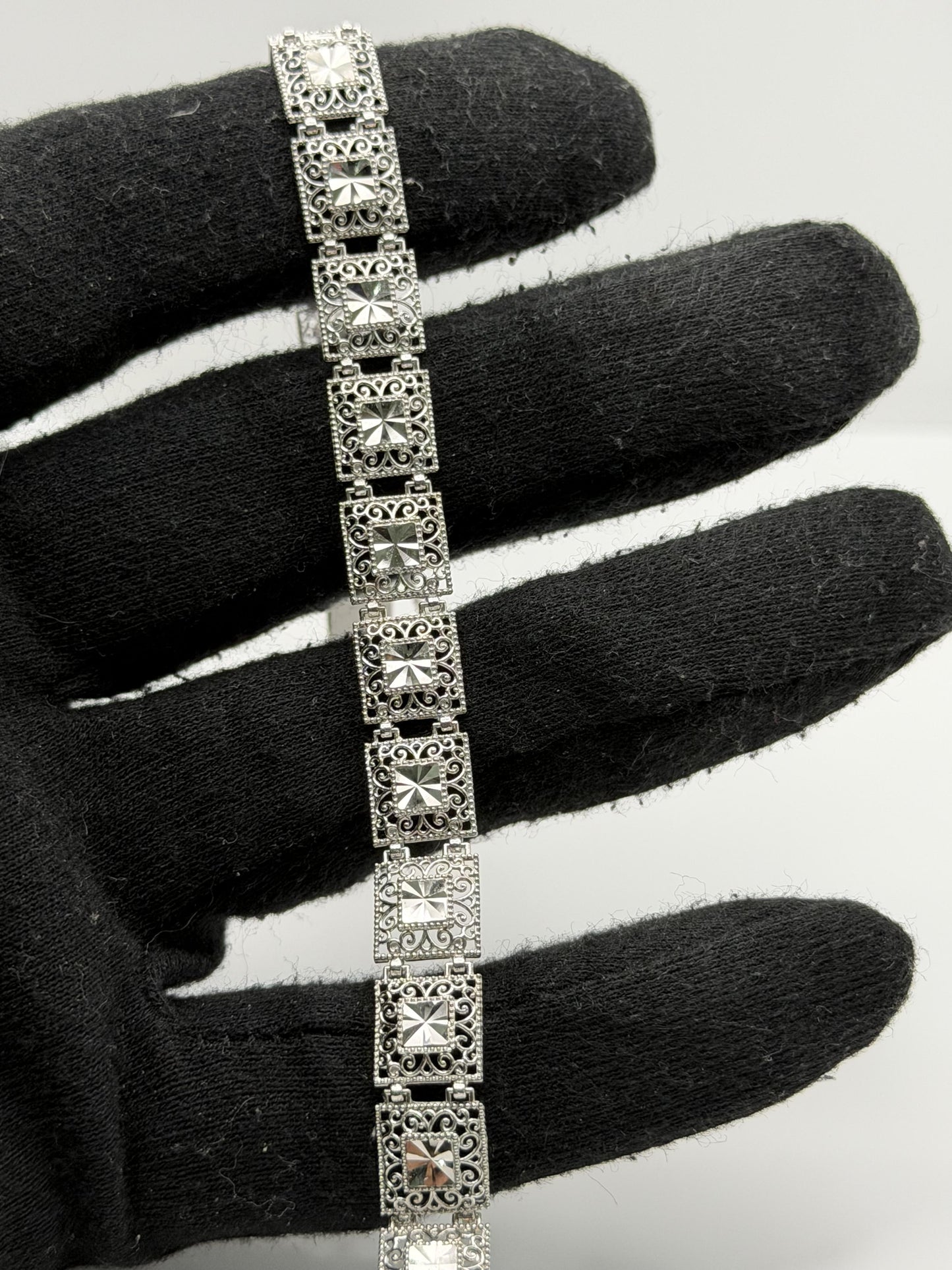 10k Heavy 7.6 gram Solid White Gold Diamond Cut Design Bracelet 7" Chain