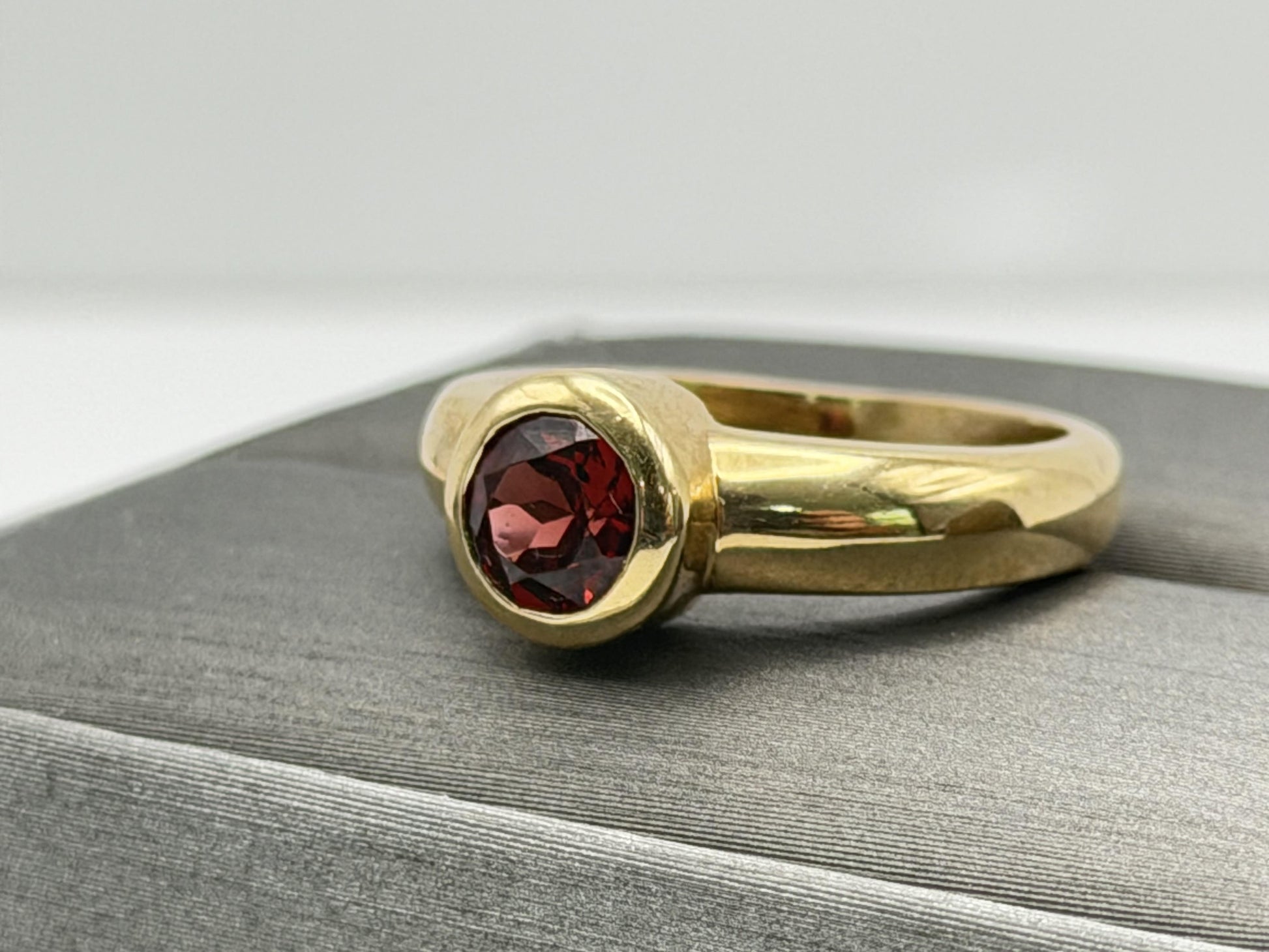 Heavy 14k Yellow 6gr Gold 1ct Red Garnet Solitaire Statement Ring Vintage Style