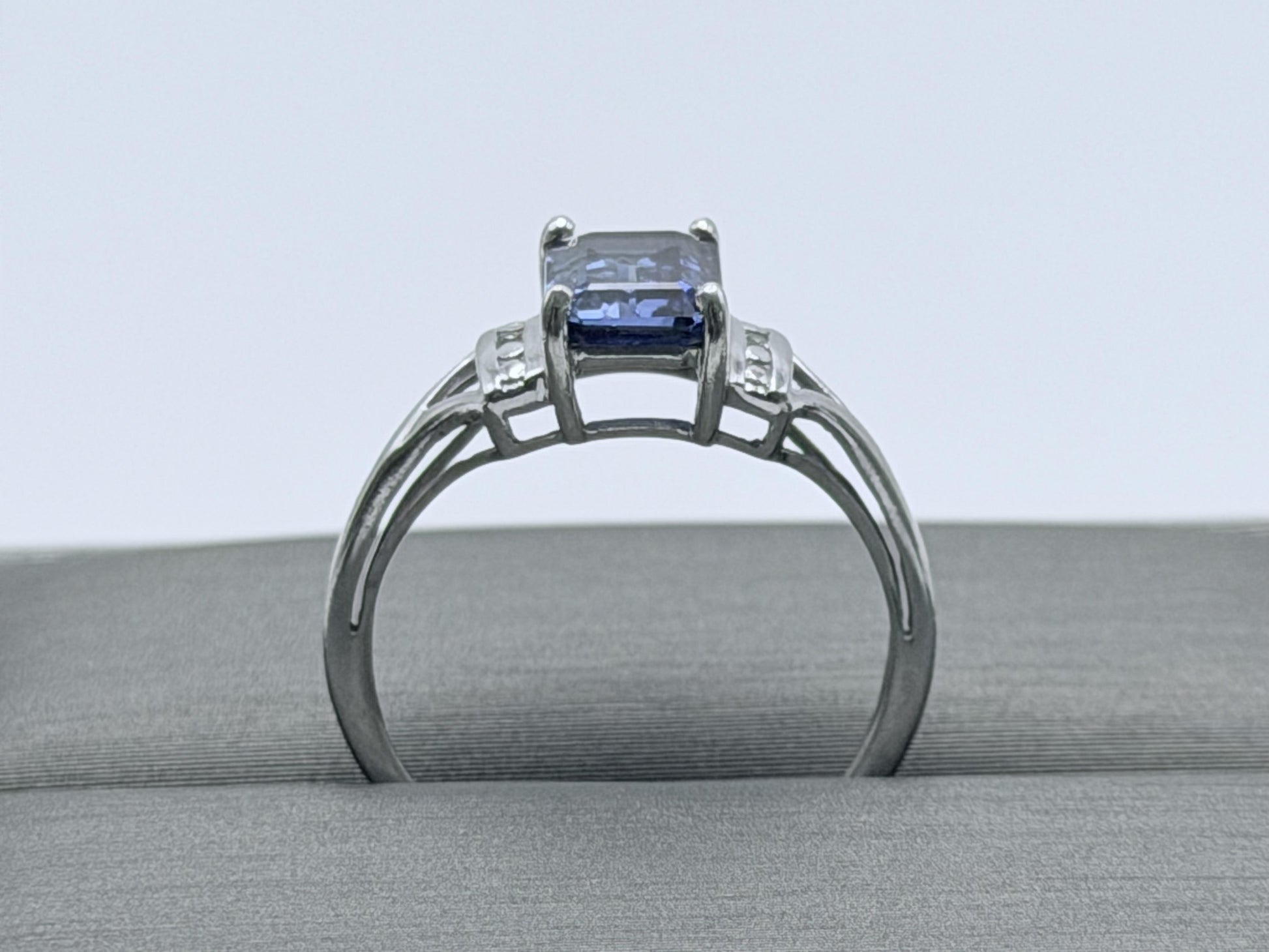 10k White Gold Blue Sapphire Diamond Ring. Cocktail Ring. Promise Ring.