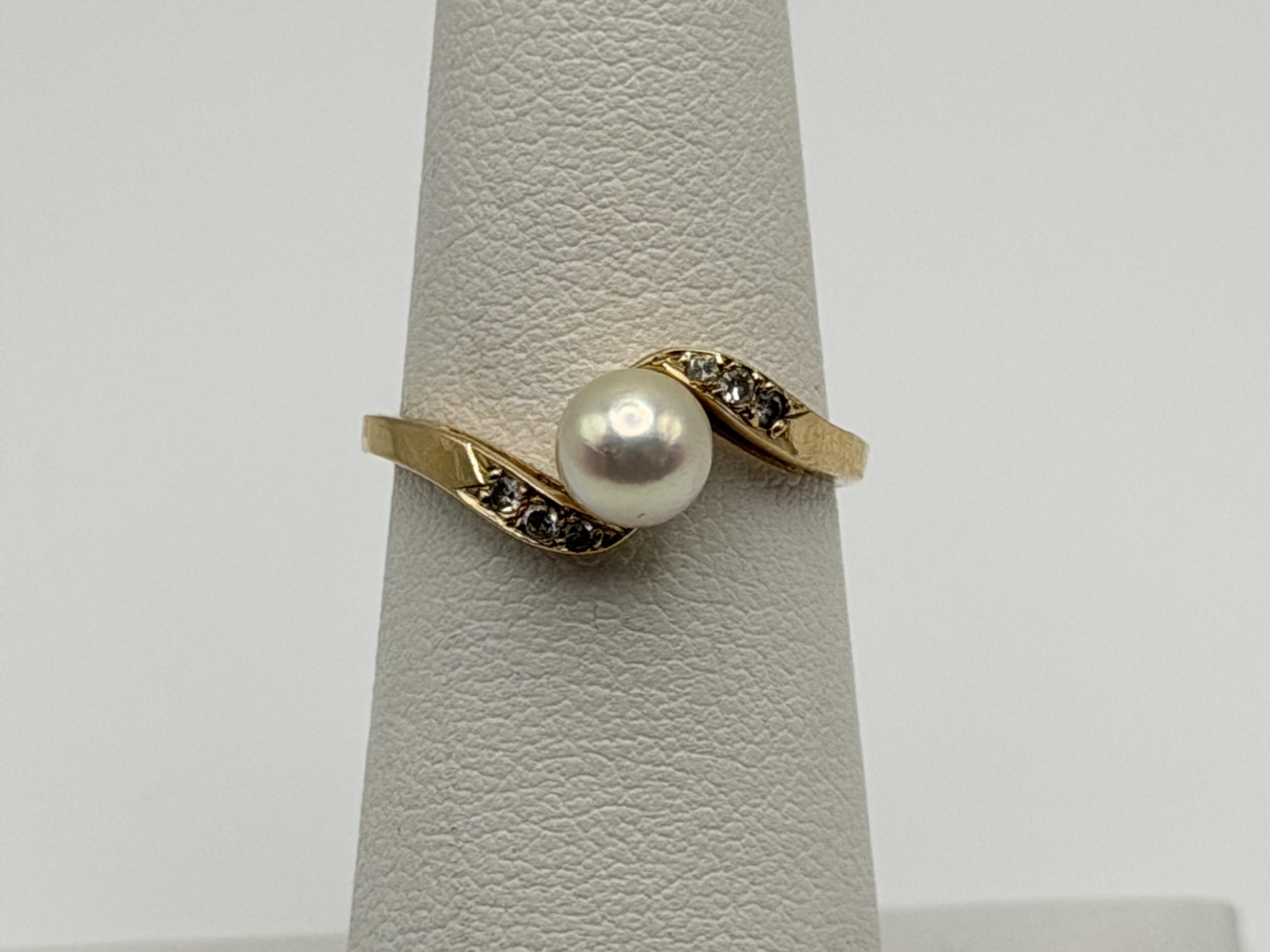 Vintage 14k Pearl Diamond Ring. Dainty Pearl Ring Diamond Promise Ring.