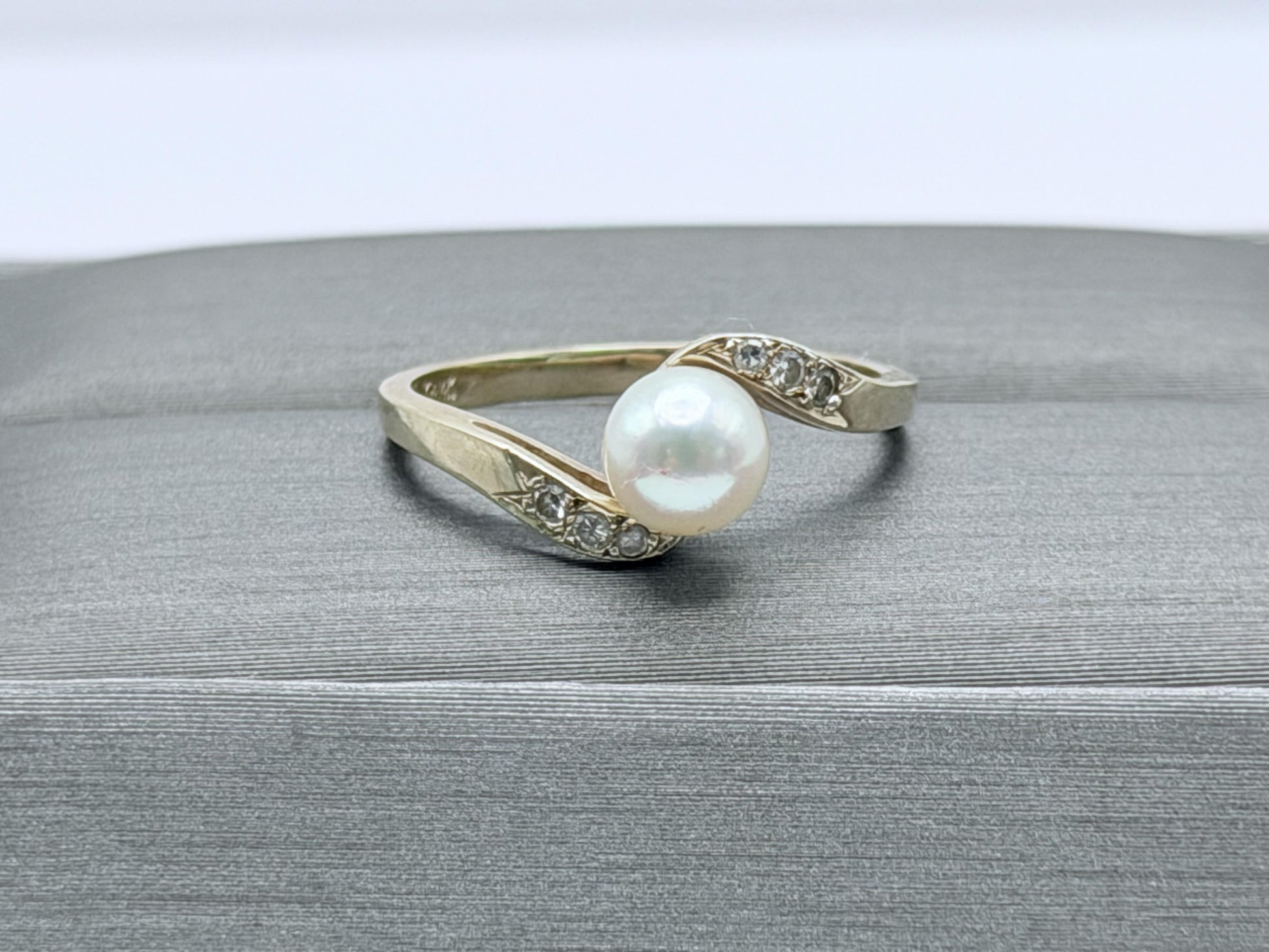 Vintage 14k Pearl Diamond Ring. Dainty Pearl Ring Diamond Promise Ring.