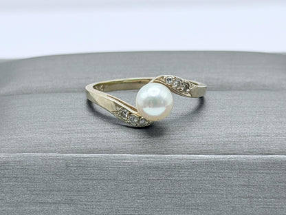 Vintage 14k Pearl Diamond Ring. Dainty Pearl Ring Diamond Promise Ring.