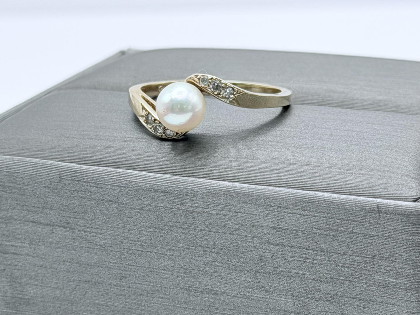 Vintage 14k Pearl Diamond Ring. Dainty Pearl Ring Diamond Promise Ring.