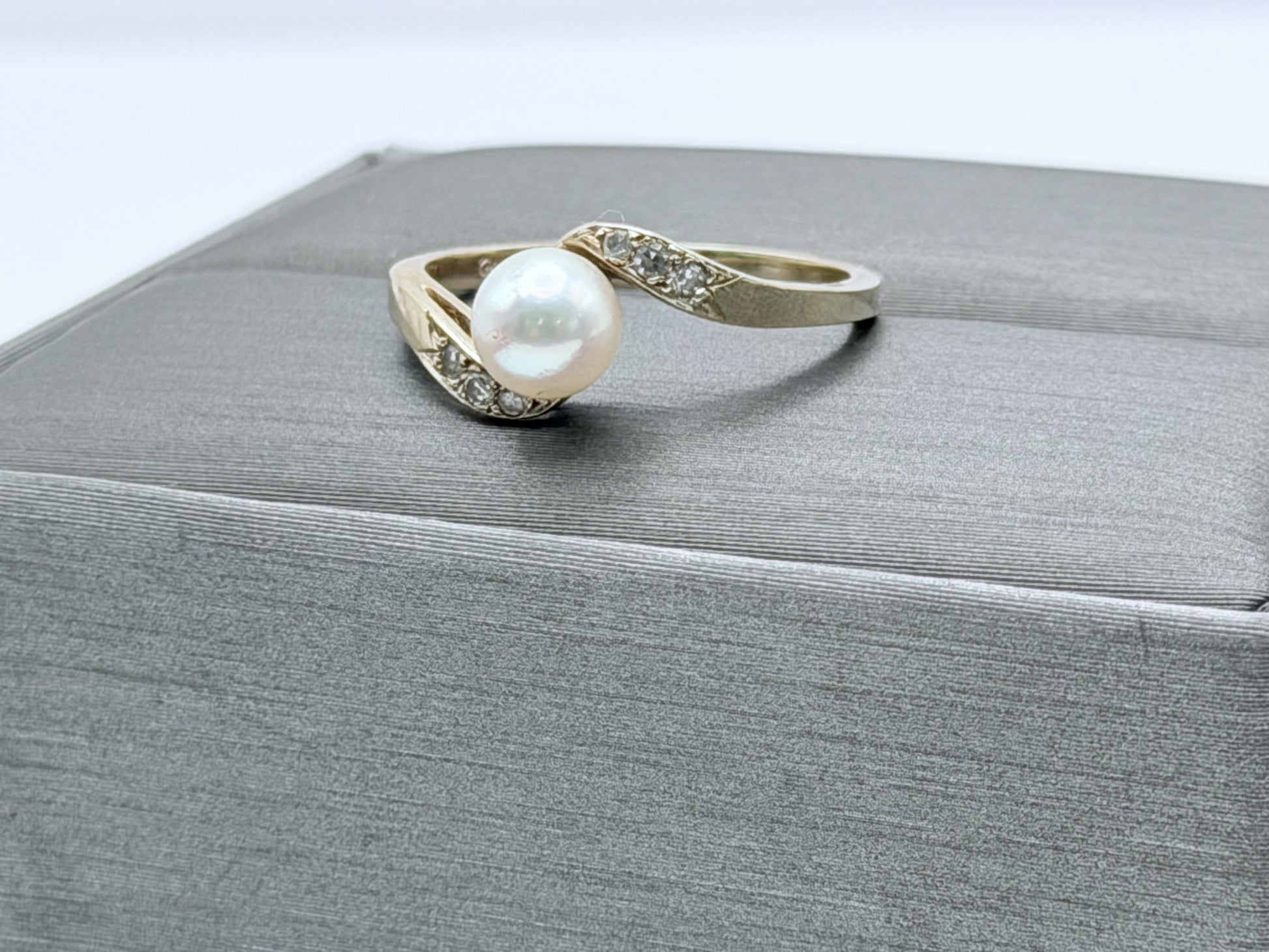 Vintage 14k Pearl Diamond Ring. Dainty Pearl Ring Diamond Promise Ring.