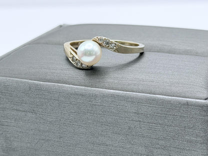 Vintage 14k Pearl Diamond Ring. Dainty Pearl Ring Diamond Promise Ring.
