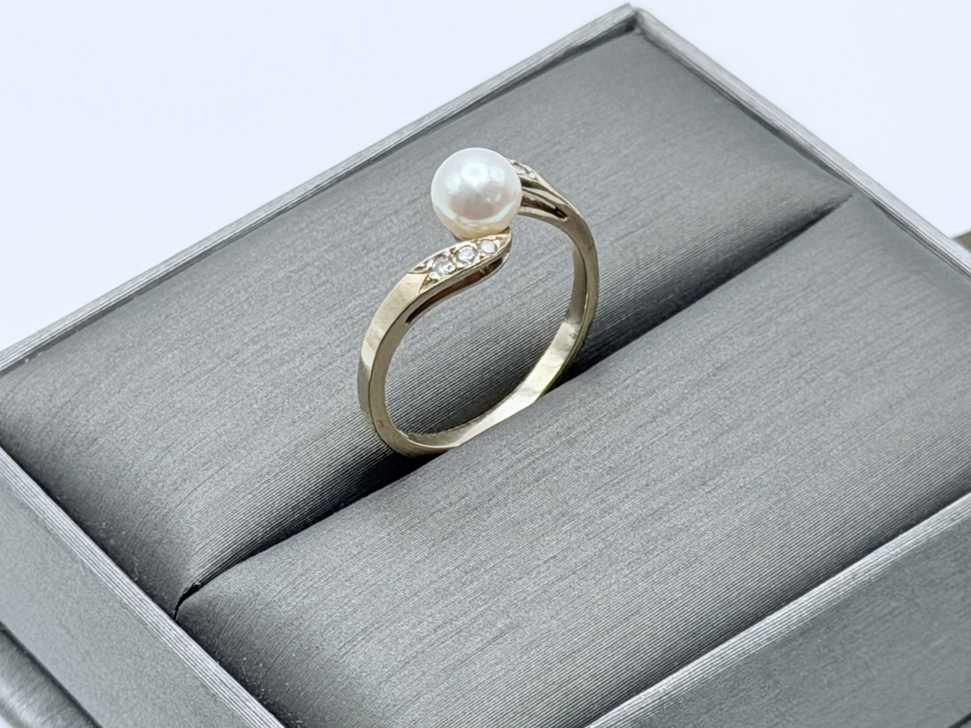 Vintage 14k Pearl Diamond Ring. Dainty Pearl Ring Diamond Promise Ring.