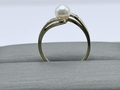 Vintage 14k Pearl Diamond Ring. Dainty Pearl Ring Diamond Promise Ring.