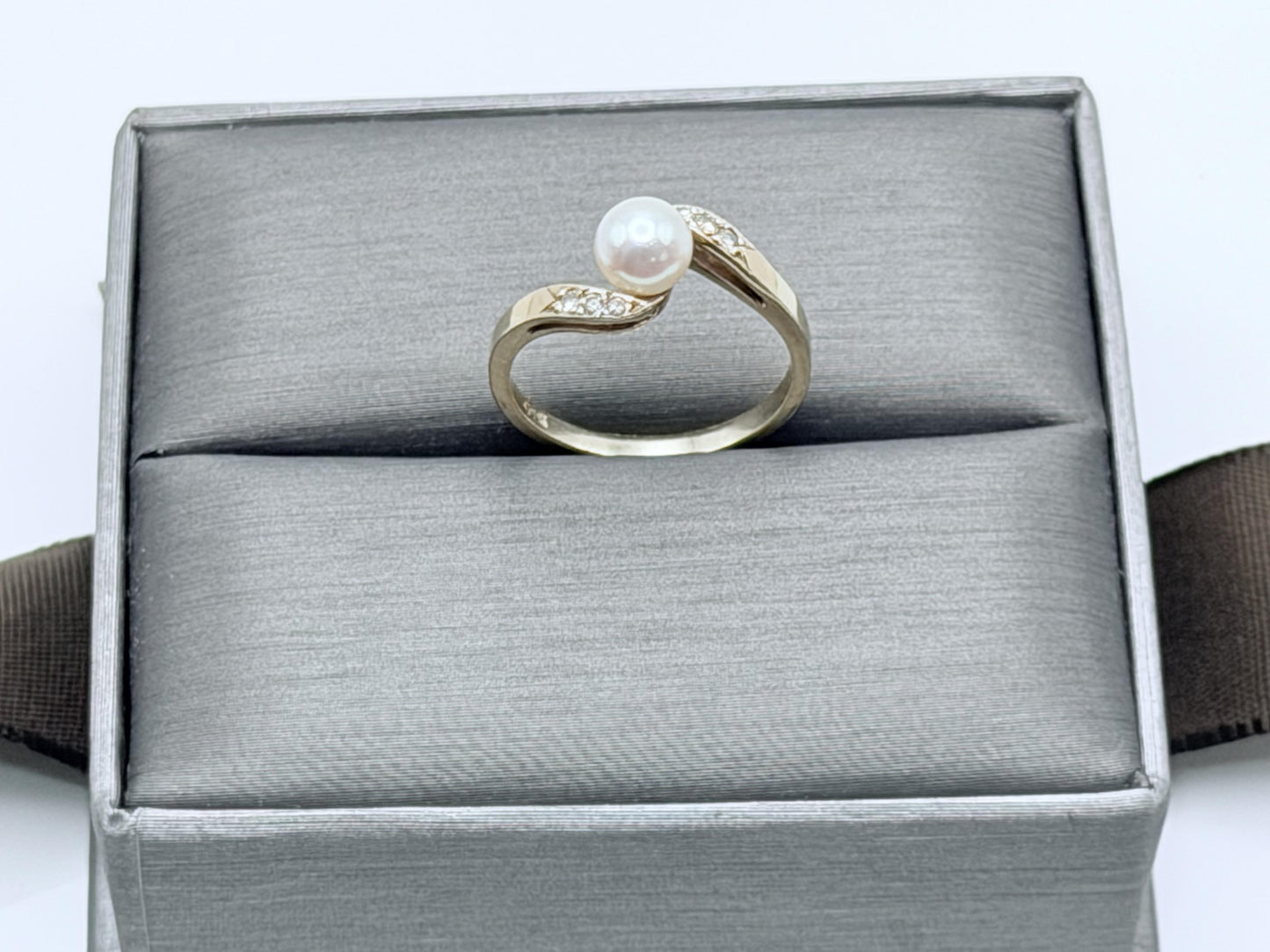 Vintage 14k Pearl Diamond Ring. Dainty Pearl Ring Diamond Promise Ring.