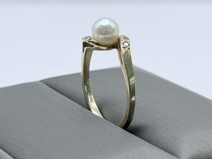 Vintage 14k Pearl Diamond Ring. Dainty Pearl Ring Diamond Promise Ring.
