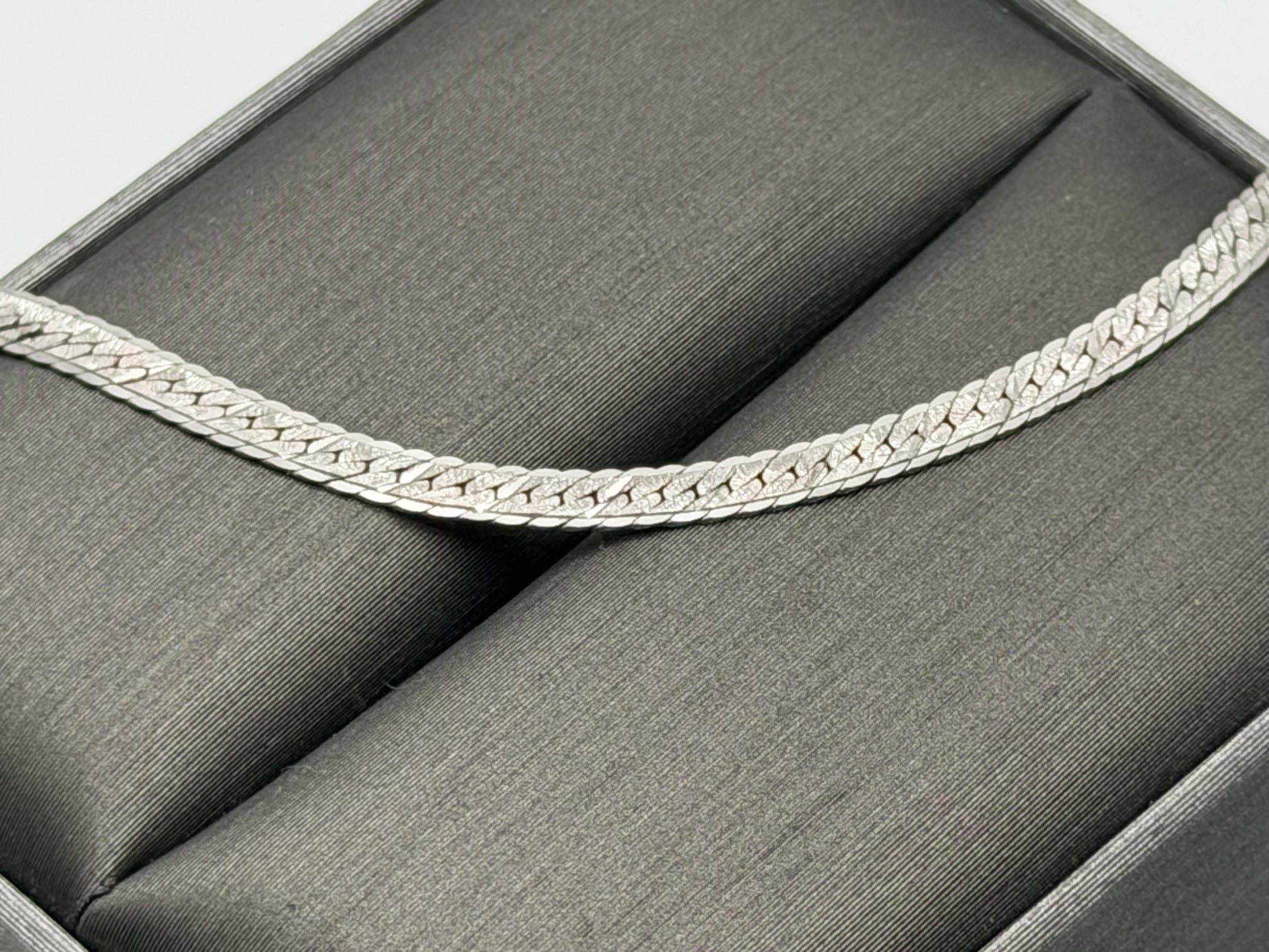 14k Specialty White Gold Herring Bone Chain ITALY 7" Bracelet
