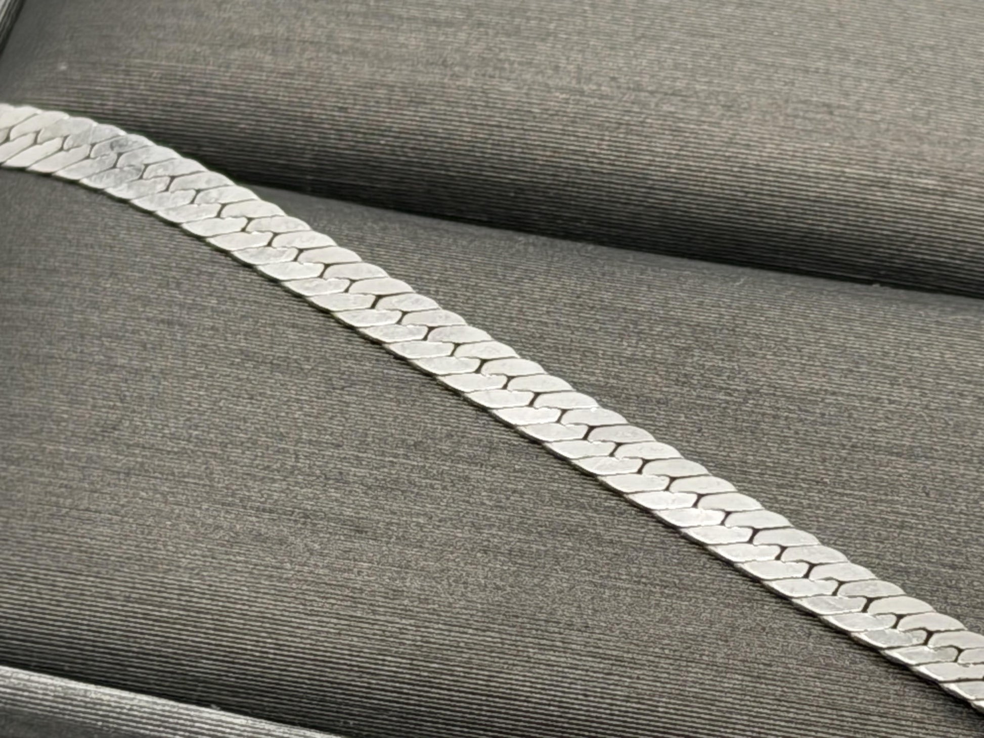 14k Specialty White Gold Herring Bone Chain ITALY 7" Bracelet