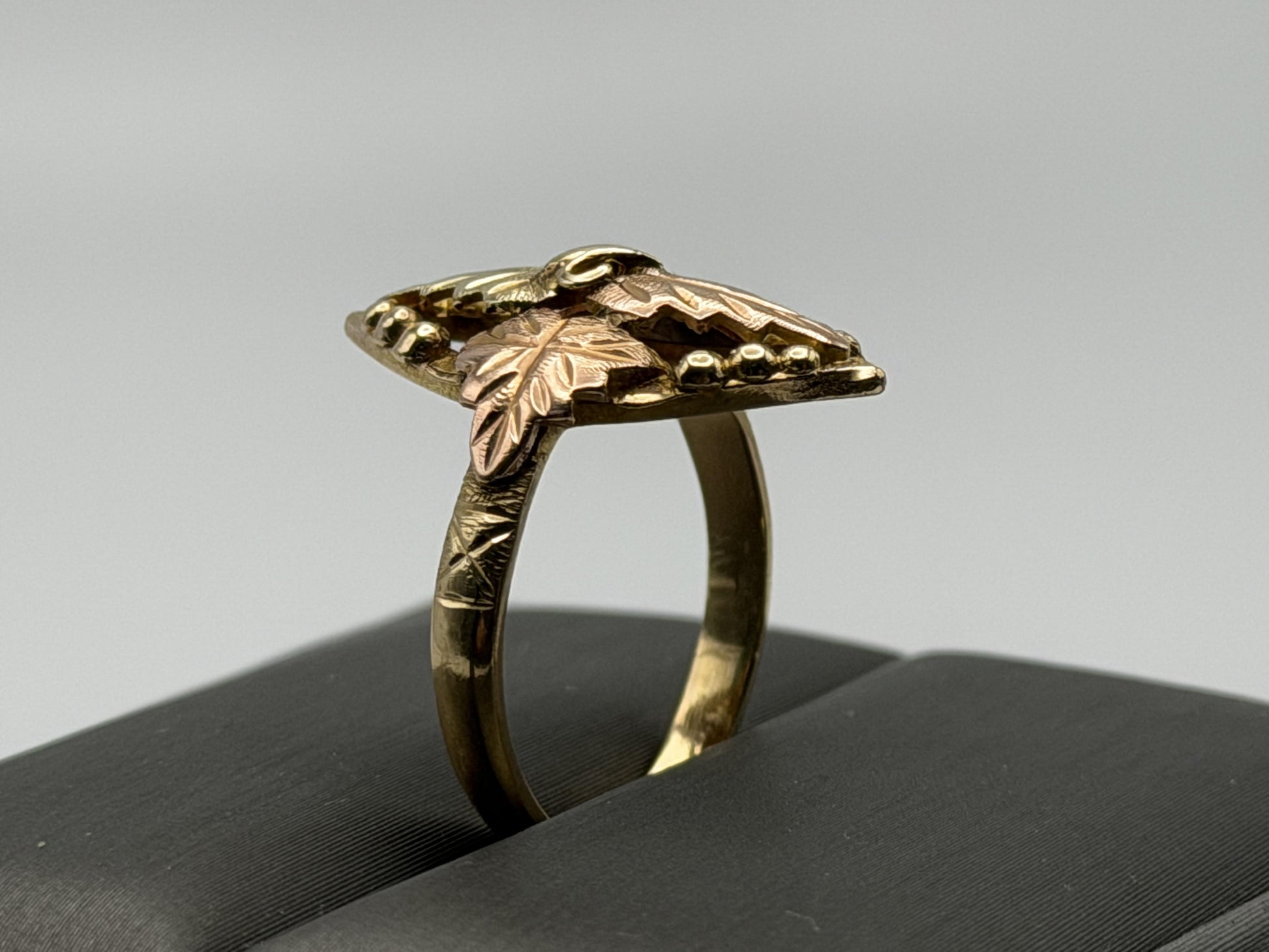 Vintage 10k Black Hills Gold Leaf Multi-Tone Gold Signet Statement Ring