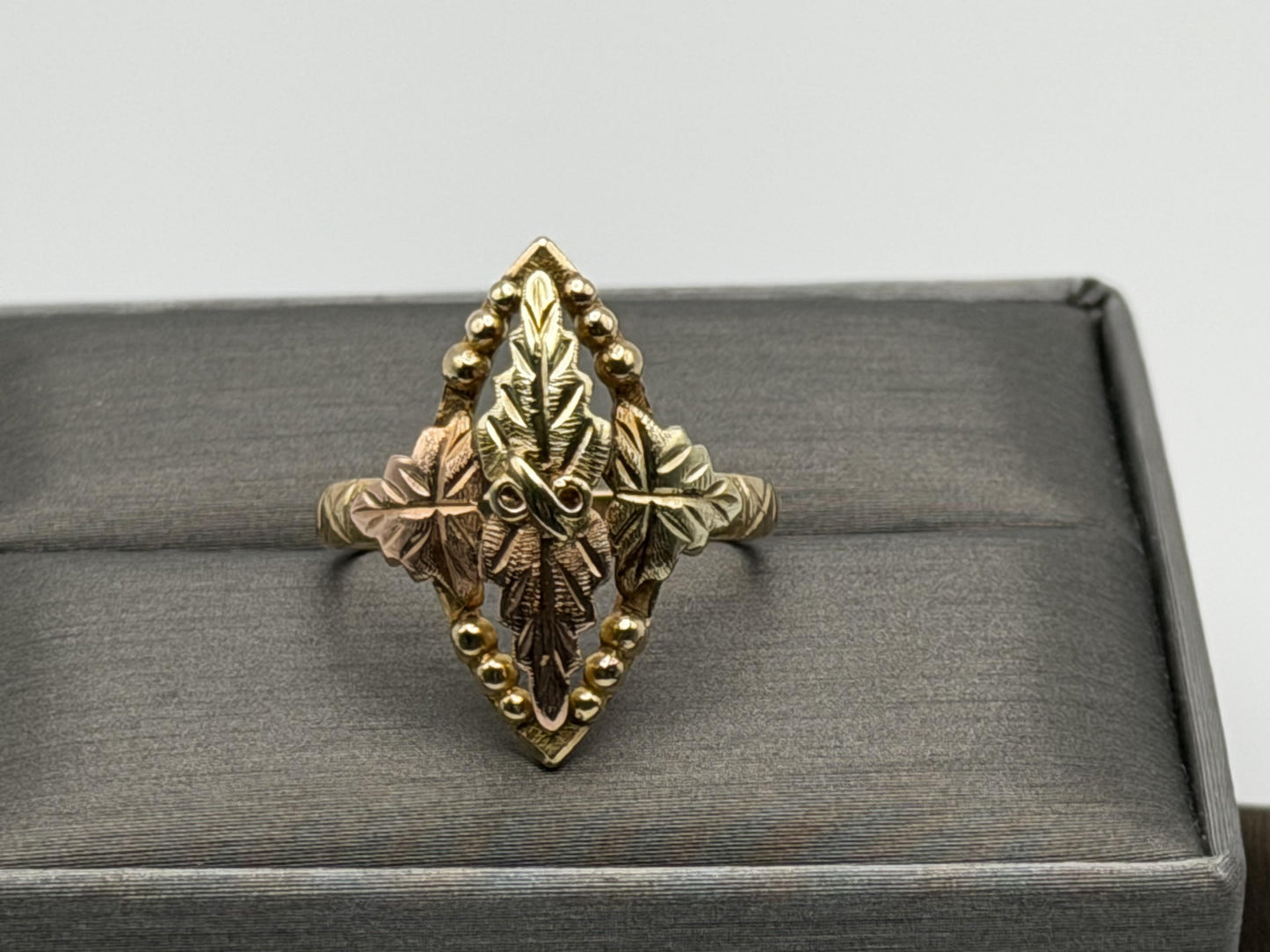 Vintage 10k Black Hills Gold Leaf Multi-Tone Gold Signet Statement Ring