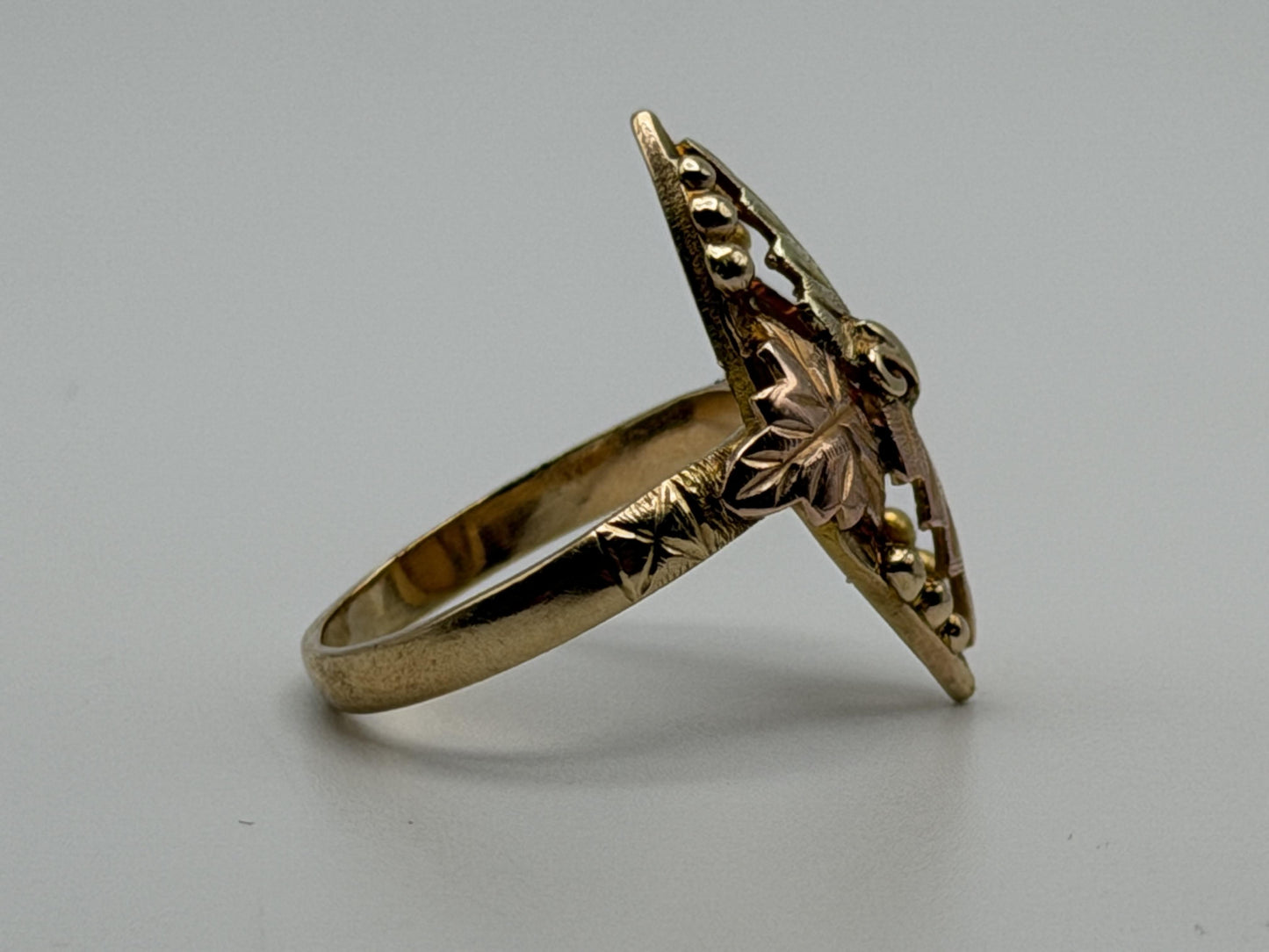 Vintage 10k Black Hills Gold Leaf Multi-Tone Gold Signet Statement Ring