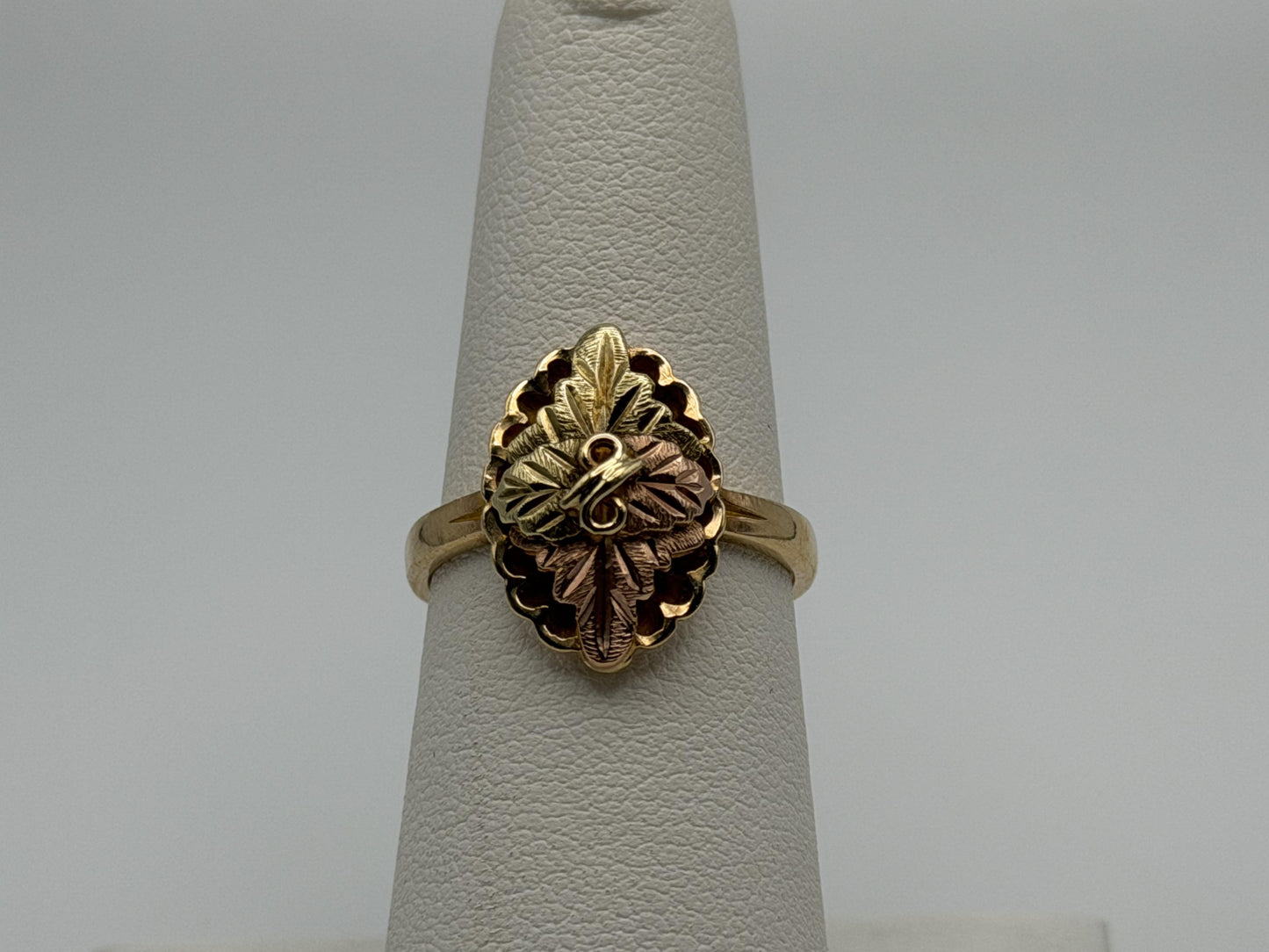 Vintage 10k Black Hills Gold Leaf Vine Shield Shape Multi-Tone Gold Signet