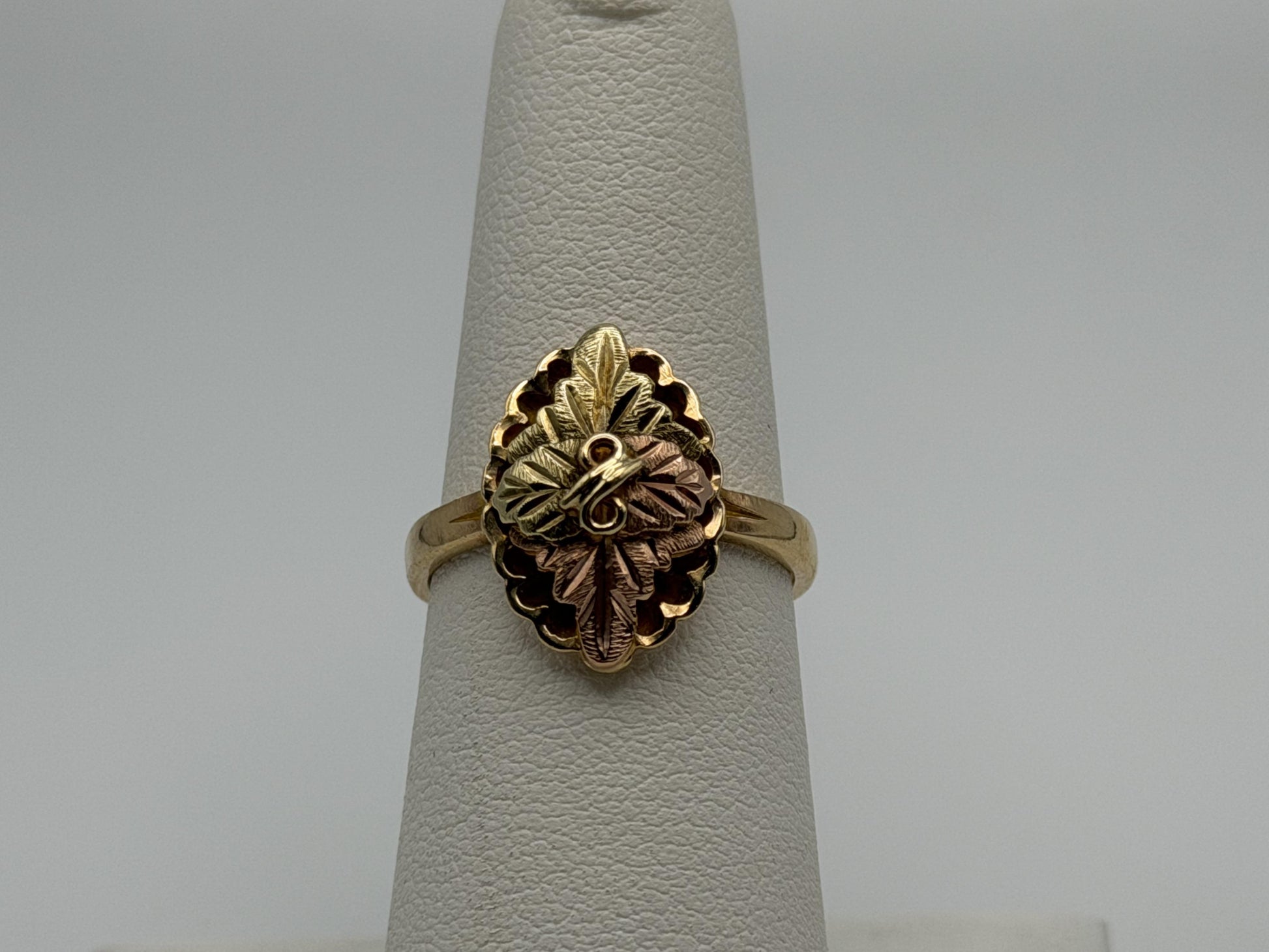 Vintage 10k Black Hills Gold Leaf Vine Shield Shape Multi-Tone Gold Signet