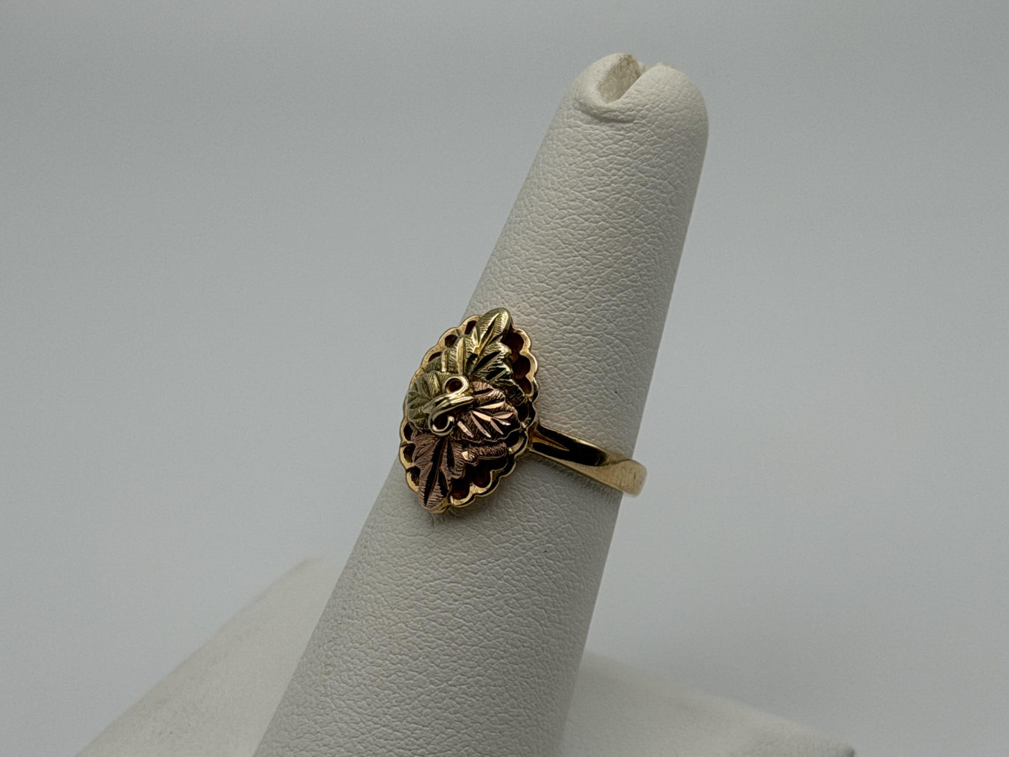 Vintage 10k Black Hills Gold Leaf Vine Shield Shape Multi-Tone Gold Signet