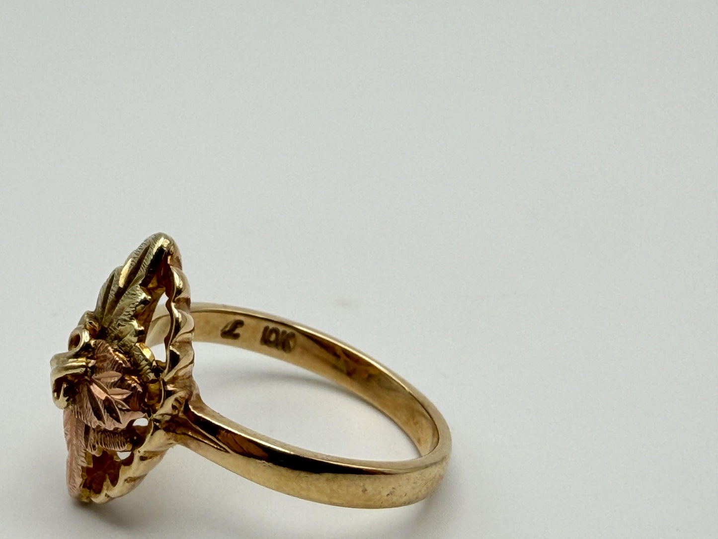 Vintage 10k Black Hills Gold Leaf Vine Shield Shape Multi-Tone Gold Signet