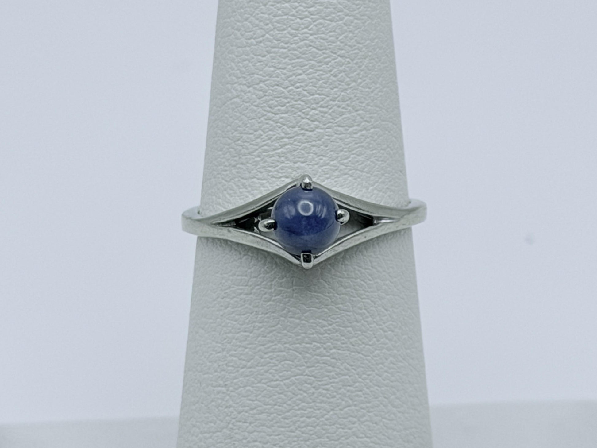 10k White Gold Blue Star Sapphire Solitare Cocktail Ring