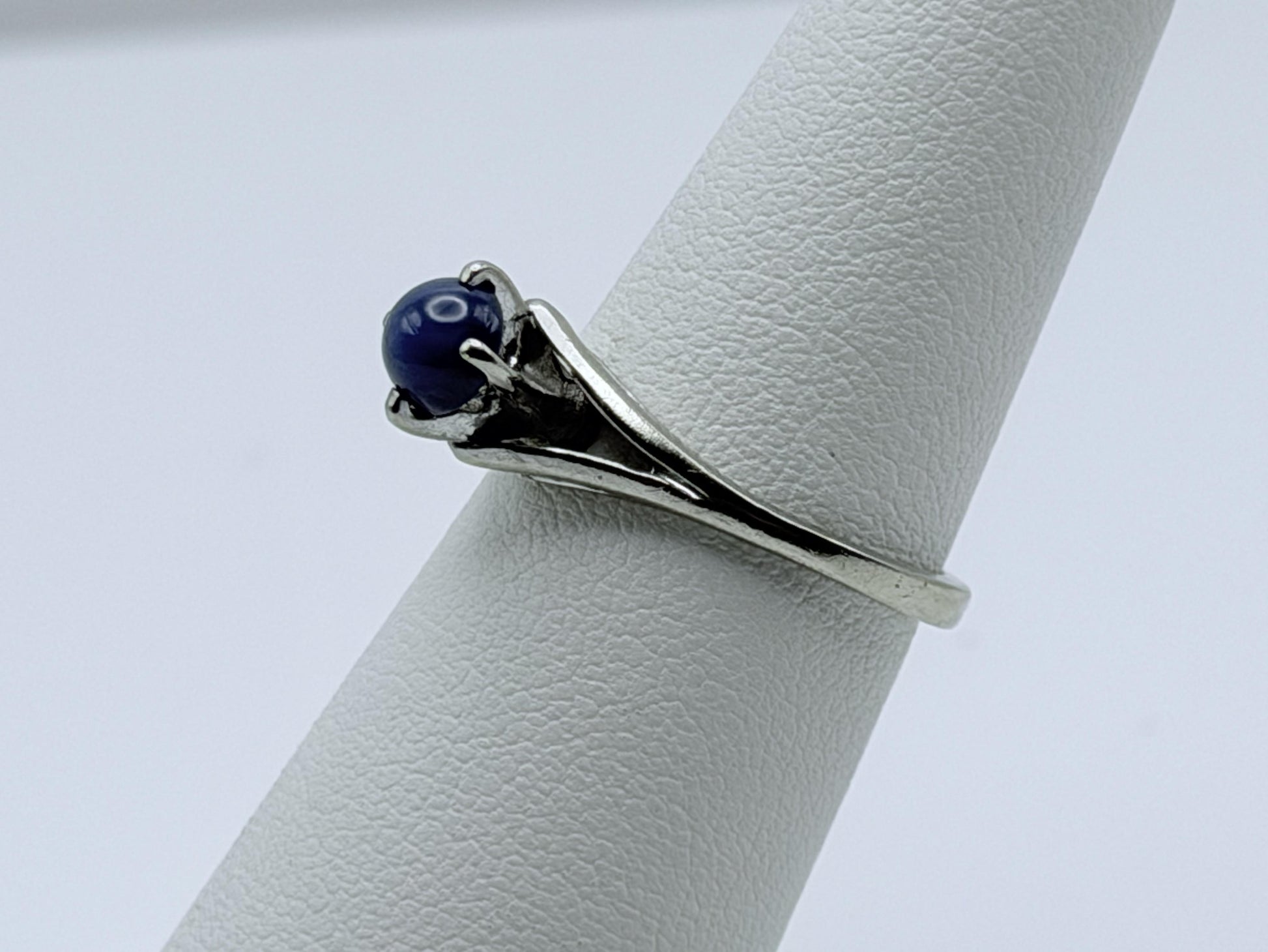 10k White Gold Blue Star Sapphire Solitare Cocktail Ring