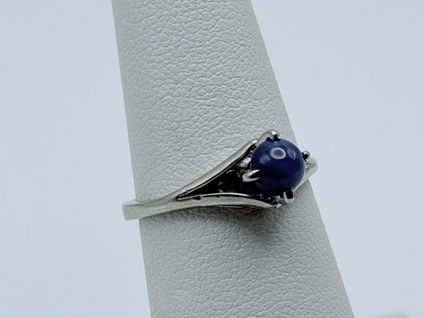 10k White Gold Blue Star Sapphire Solitare Cocktail Ring