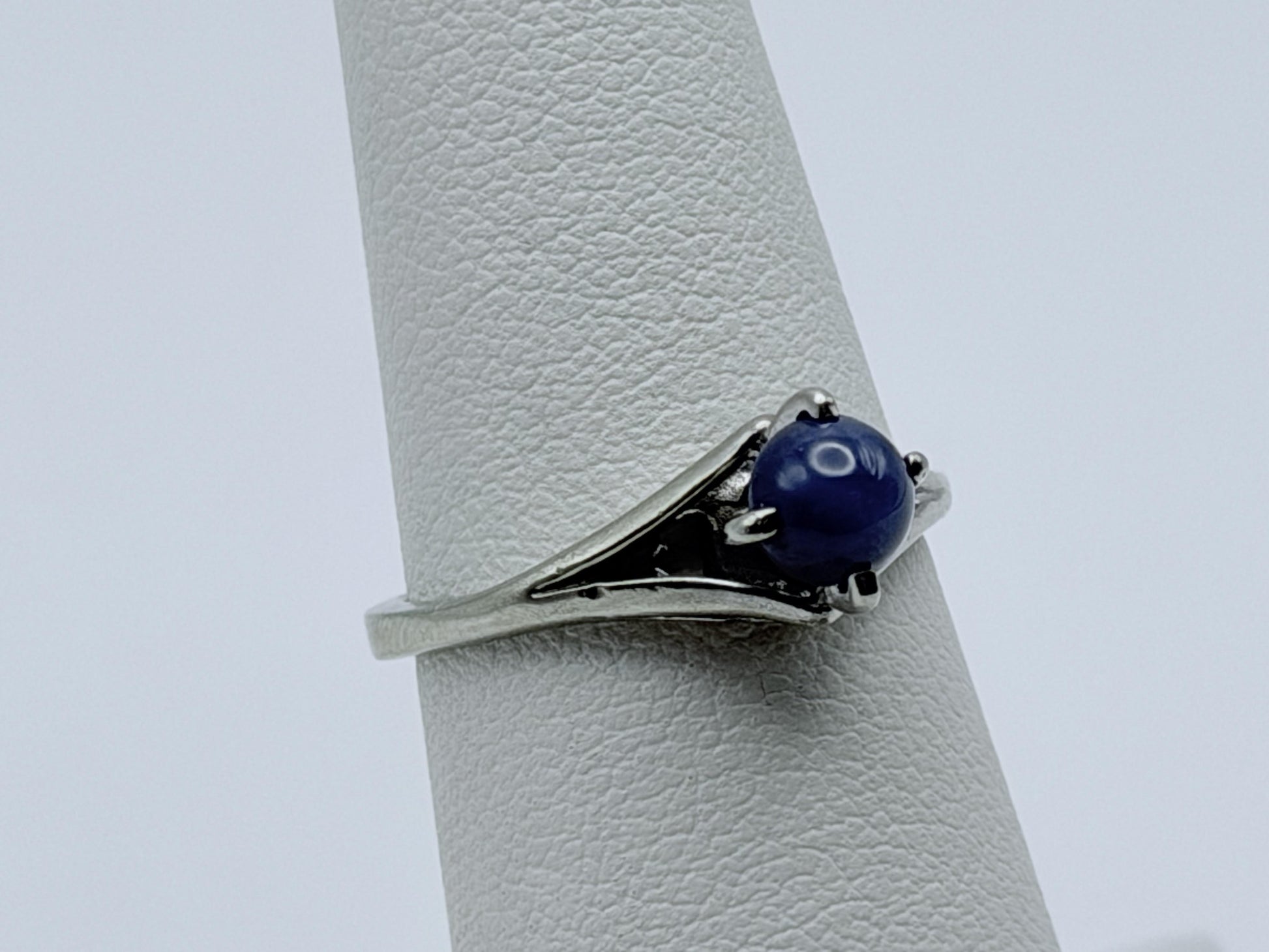 10k White Gold Blue Star Sapphire Solitare Cocktail Ring