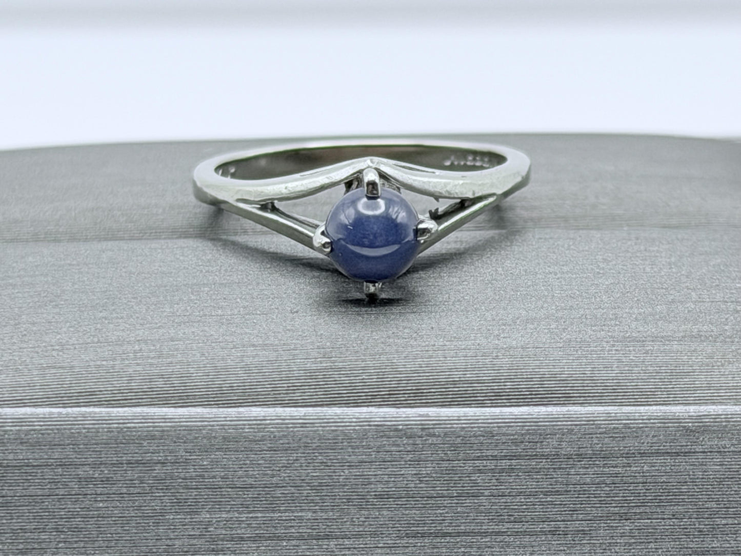 10k White Gold Blue Star Sapphire Solitare Cocktail Ring