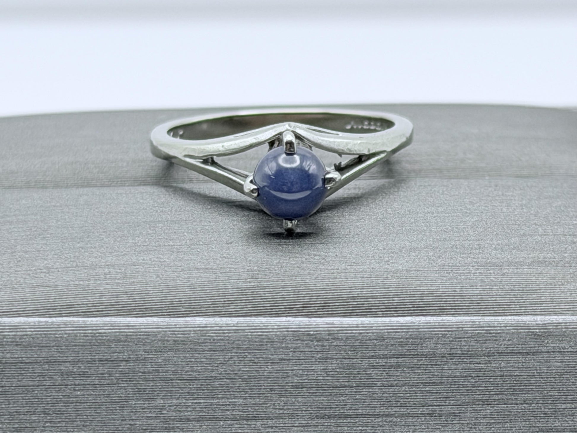10k White Gold Blue Star Sapphire Solitare Cocktail Ring