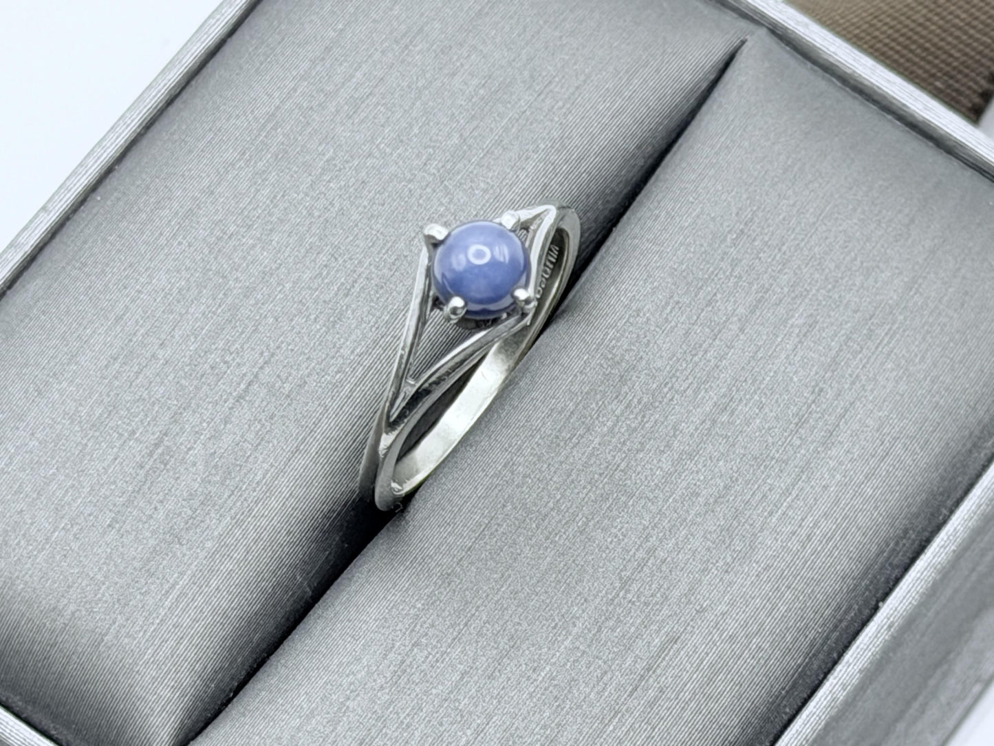 10k White Gold Blue Star Sapphire Solitare Cocktail Ring