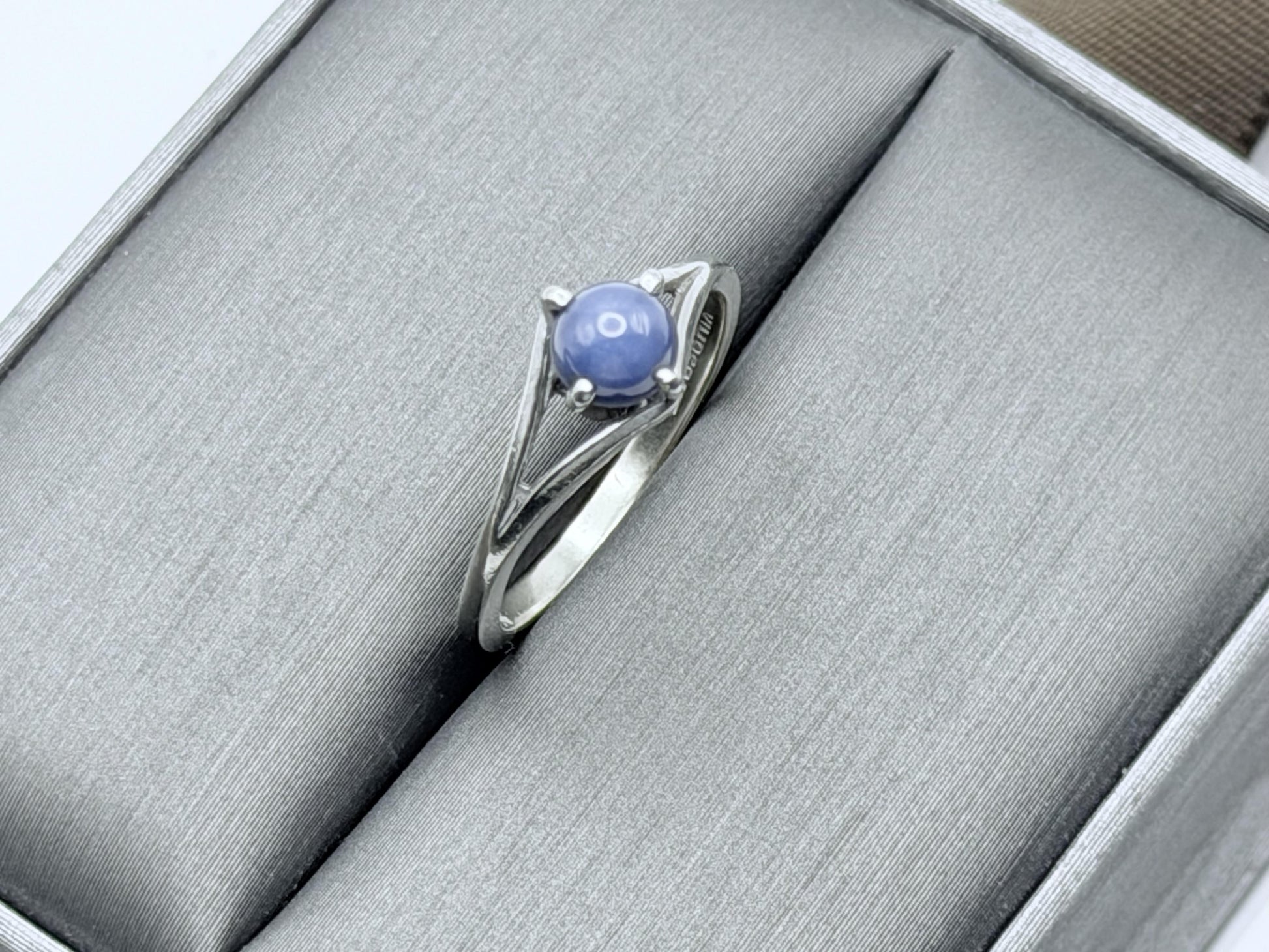 10k White Gold Blue Star Sapphire Solitare Cocktail Ring
