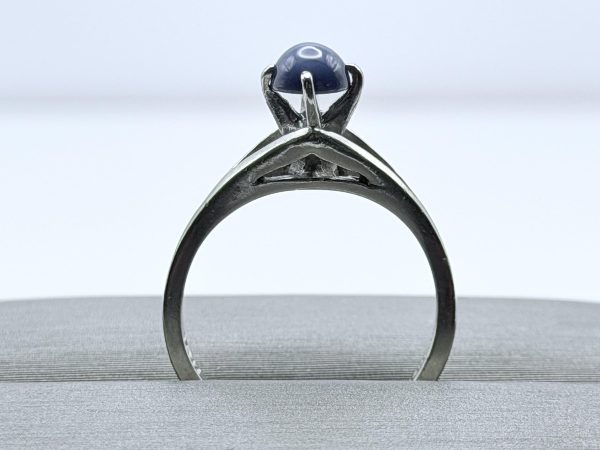 10k White Gold Blue Star Sapphire Solitare Cocktail Ring
