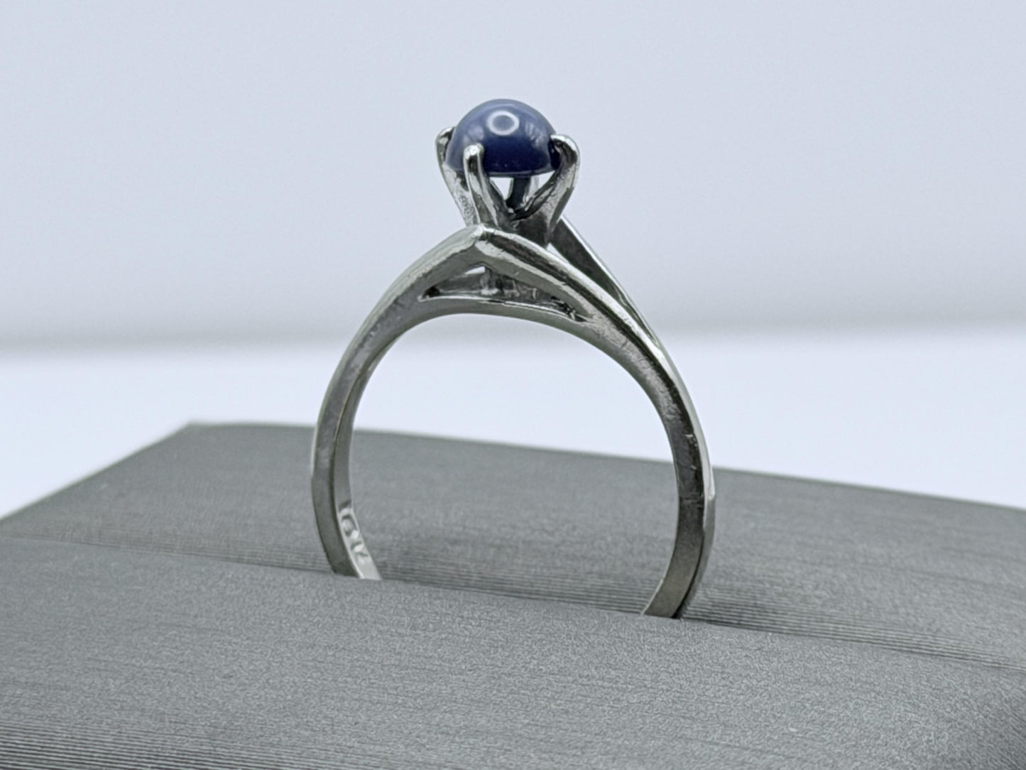 10k White Gold Blue Star Sapphire Solitare Cocktail Ring