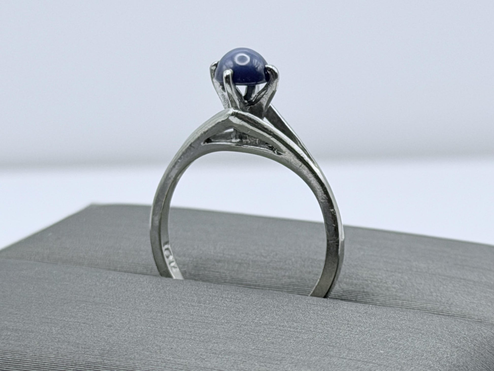 10k White Gold Blue Star Sapphire Solitare Cocktail Ring