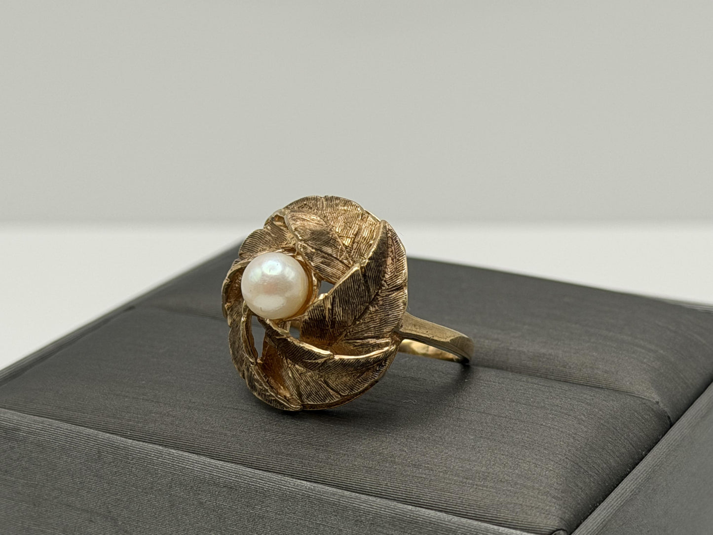 10k Gold Heavy Pearl Floral Ring Vintage Leaf Design Statement Ring