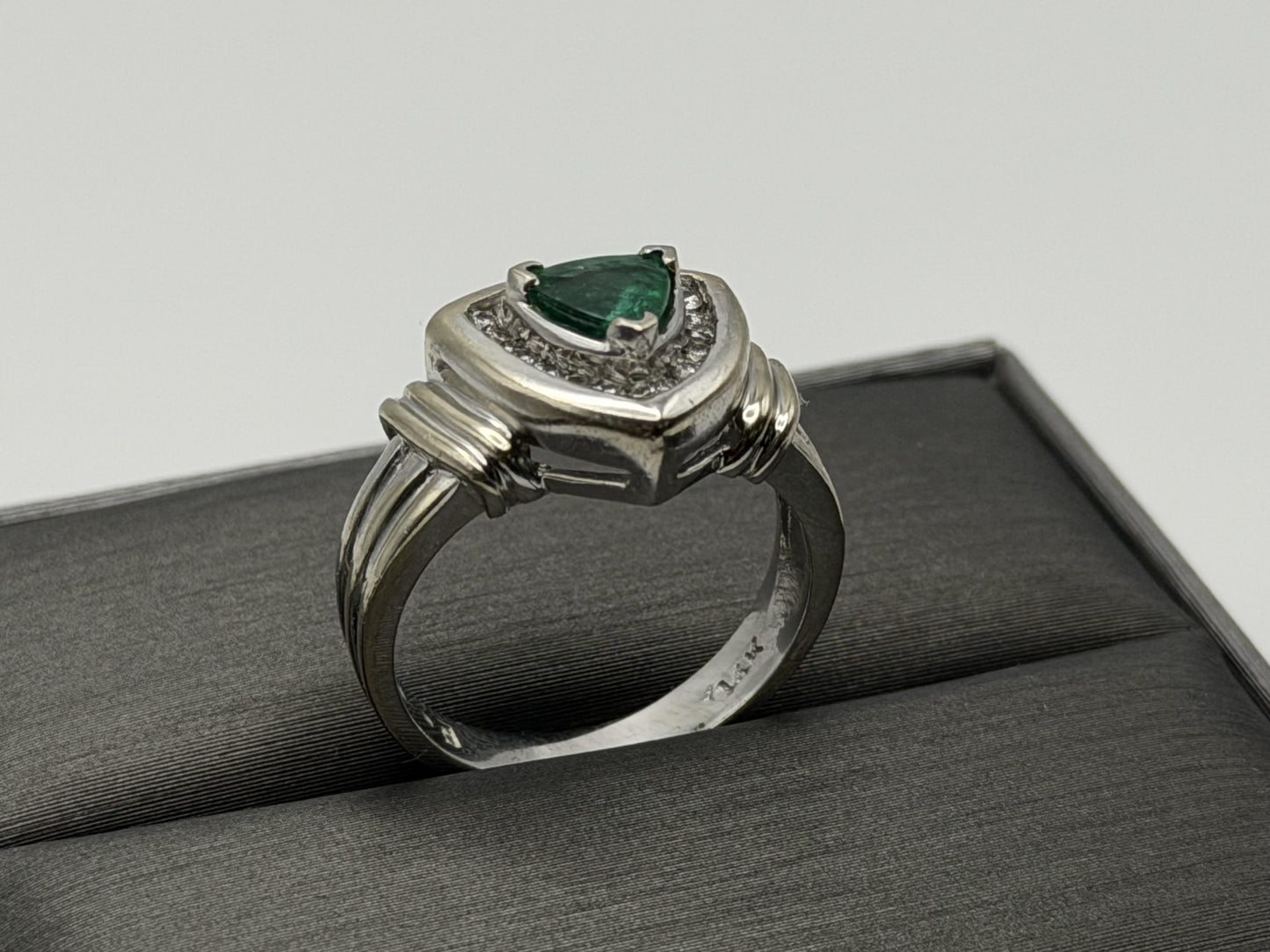 Heavy 14K White Gold Green Emerald & .25ctw Diamond Ring Trillion Cluster Ring
