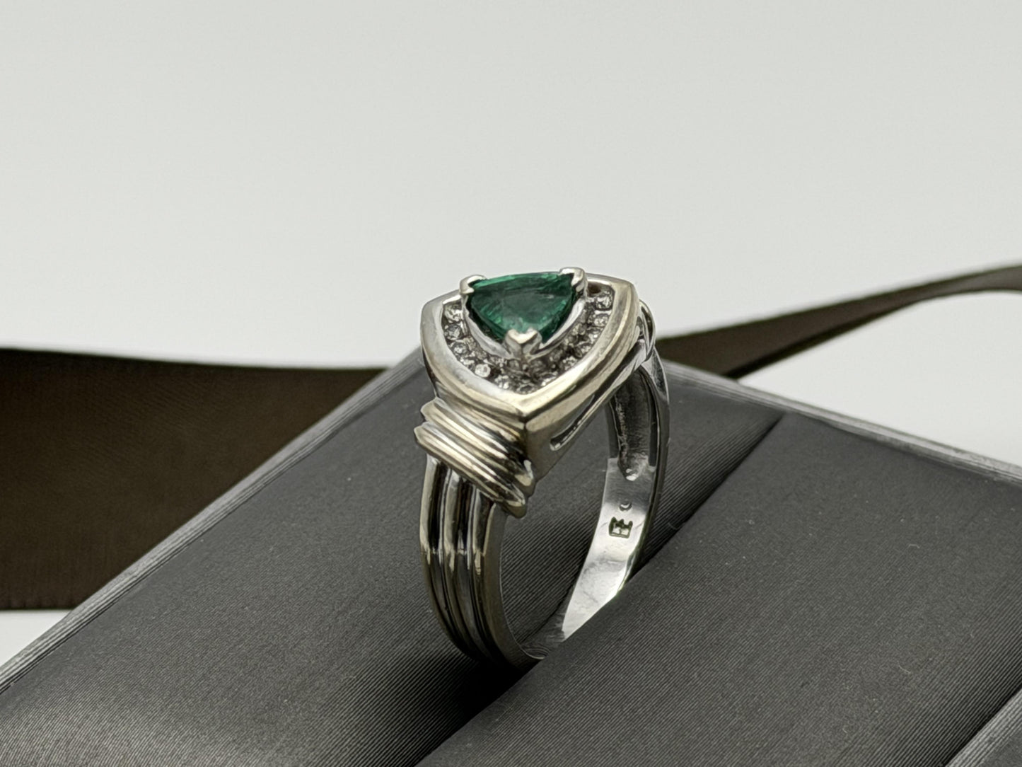 Heavy 14K White Gold Green Emerald & .25ctw Diamond Ring Trillion Cluster Ring