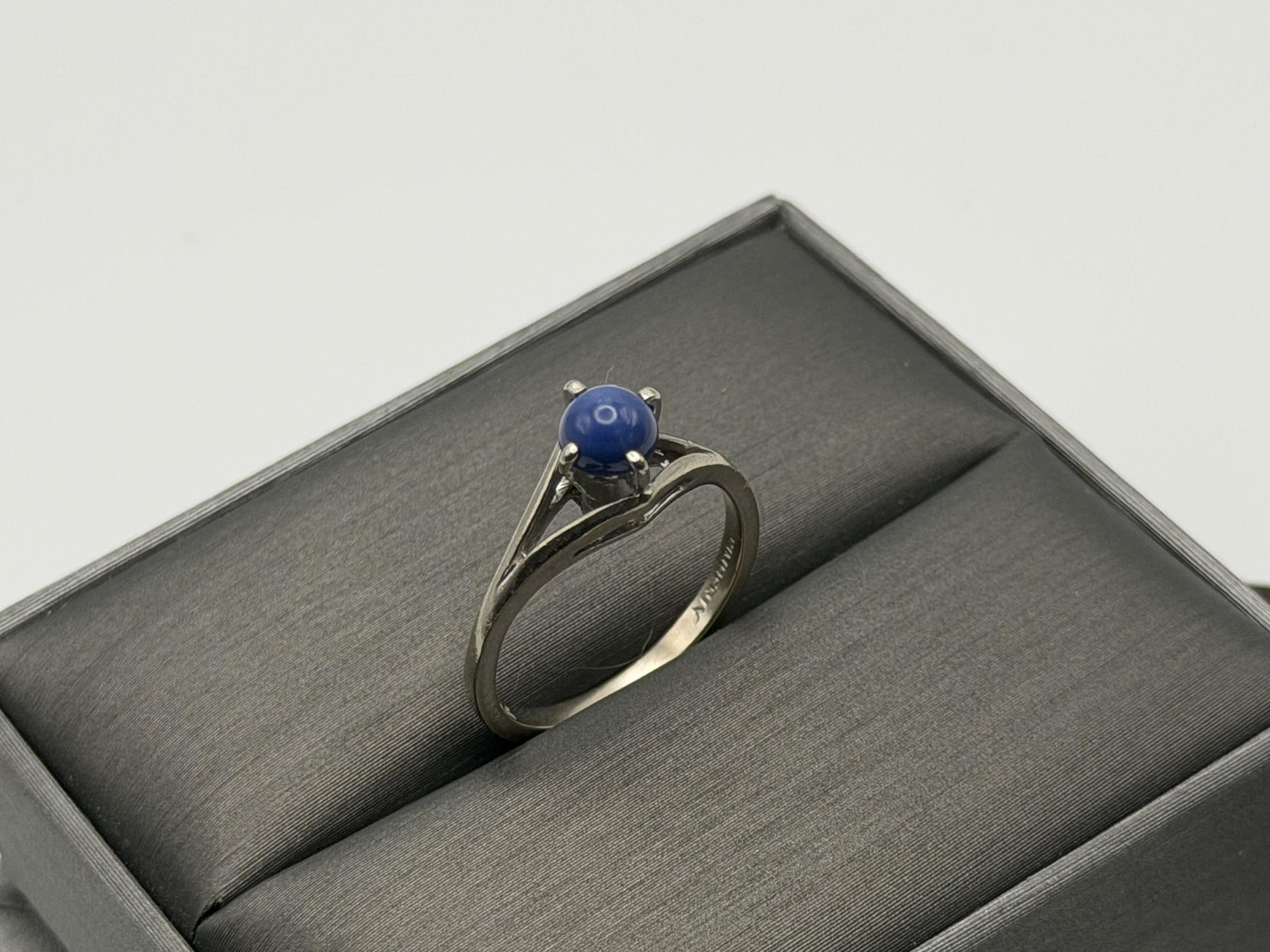 10k White Gold Blue Star Sapphire Solitare Cocktail Ring