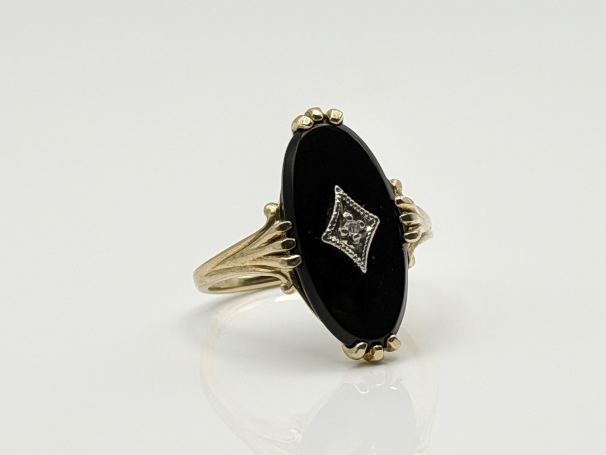 Vintage 10k Yellow Gold Onyx Diamond Oval Statement Ring.