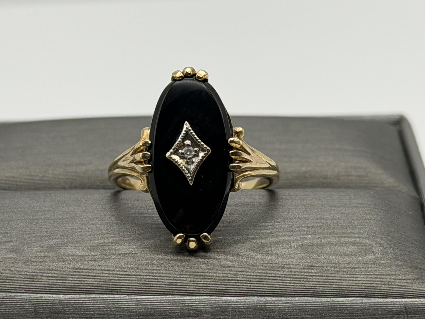 Vintage 10k Yellow Gold Onyx Diamond Oval Statement Ring.