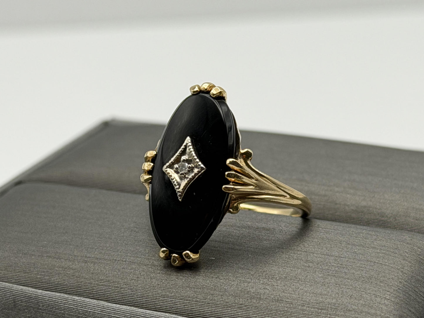 Vintage 10k Yellow Gold Onyx Diamond Oval Statement Ring.