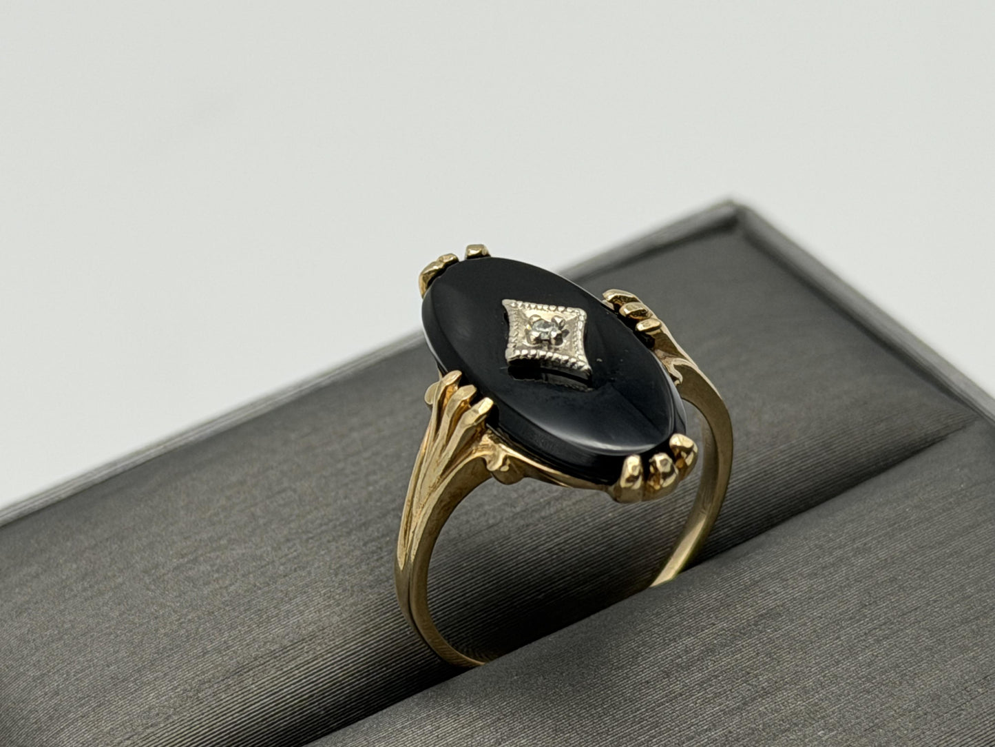 Vintage 10k Yellow Gold Onyx Diamond Oval Statement Ring.