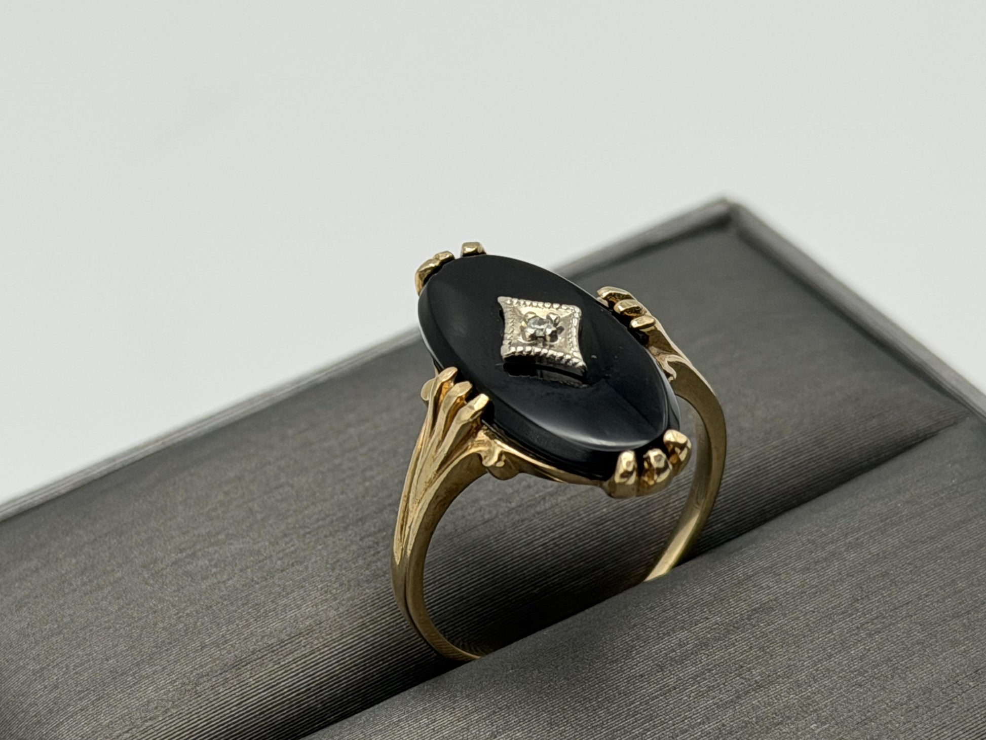 Vintage 10k Yellow Gold Onyx Diamond Oval Statement Ring.