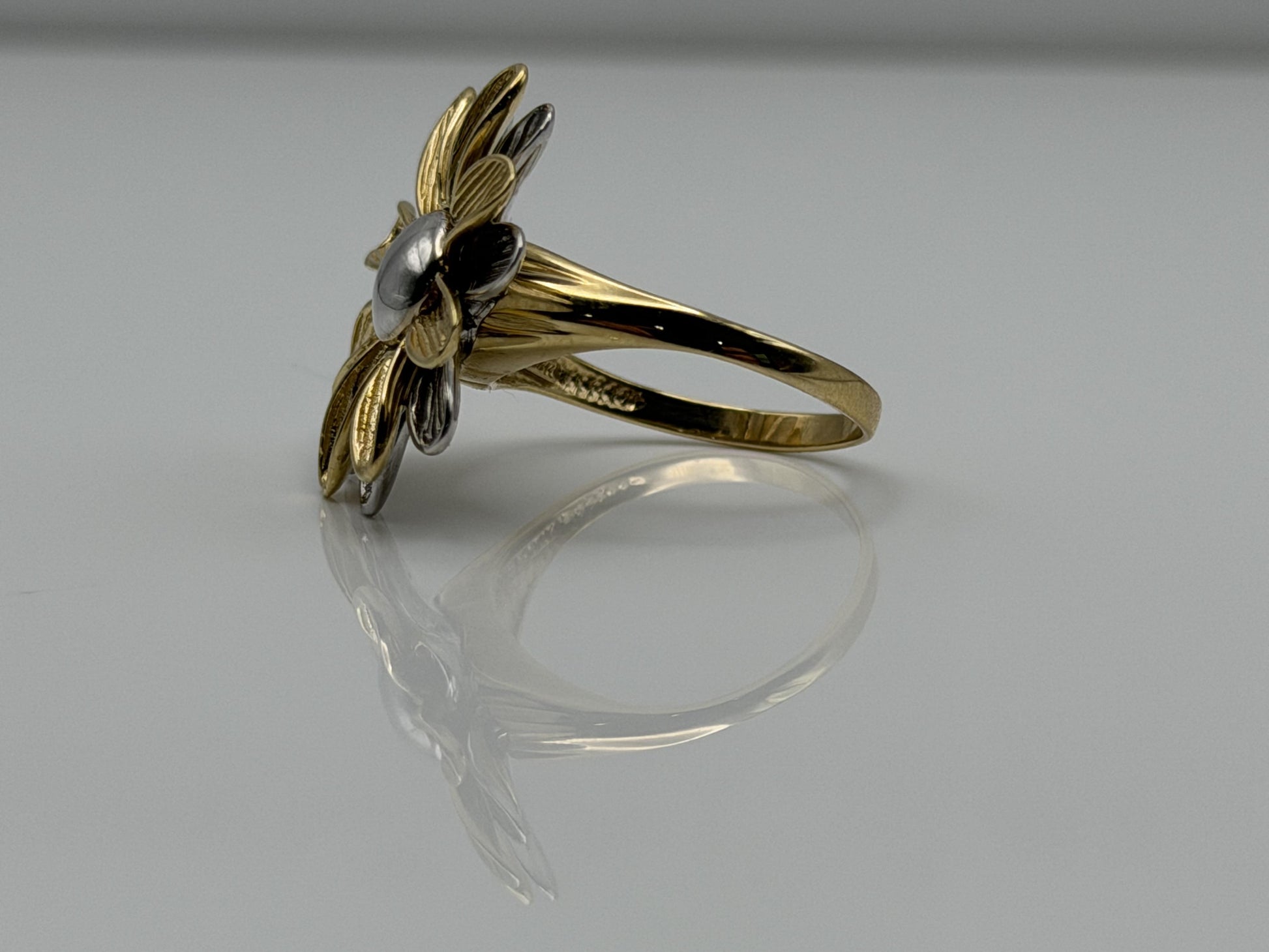 Heavy 14k Gold Two-Tone Daisy Flower Textured Floral Statement Cocktail Ring