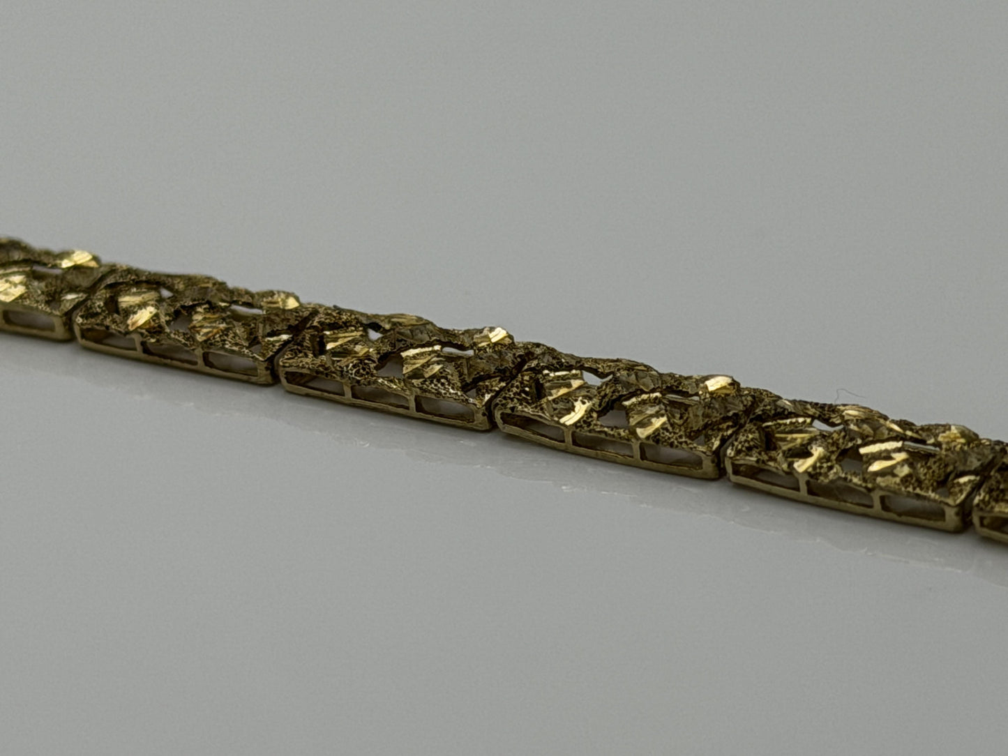 10k  Heavy 5.8 grams Solid Gold Diamond-Cut Design Bracelet 7" Chain