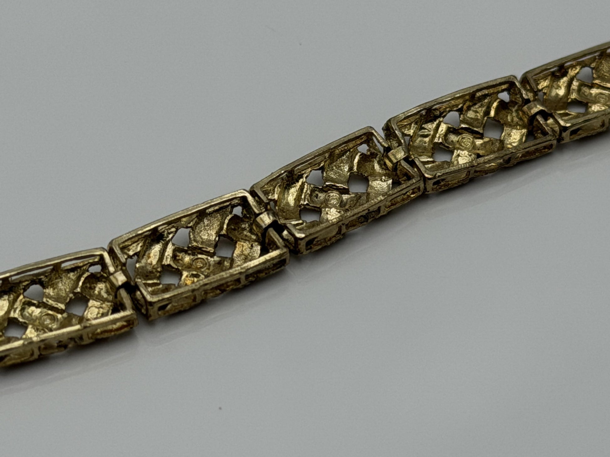 10k  Heavy 5.8 grams Solid Gold Diamond-Cut Design Bracelet 7" Chain