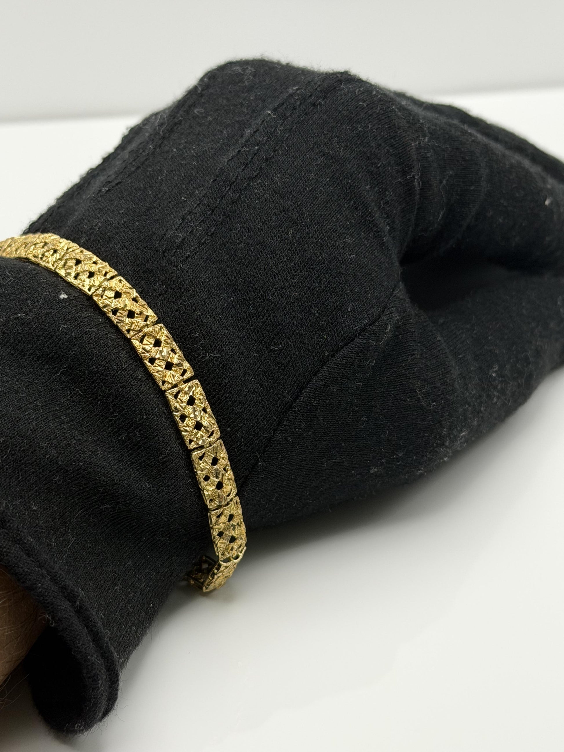 10k  Heavy 5.8 grams Solid Gold Diamond-Cut Design Bracelet 7" Chain
