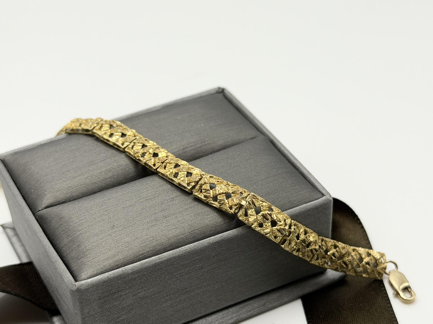 10k  Heavy 5.8 grams Solid Gold Diamond-Cut Design Bracelet 7" Chain