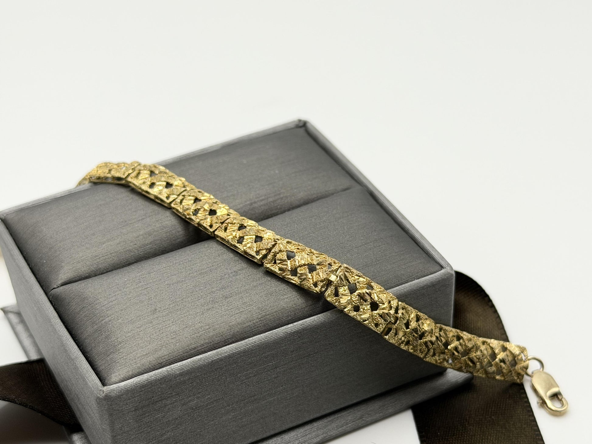 10k  Heavy 5.8 grams Solid Gold Diamond-Cut Design Bracelet 7" Chain